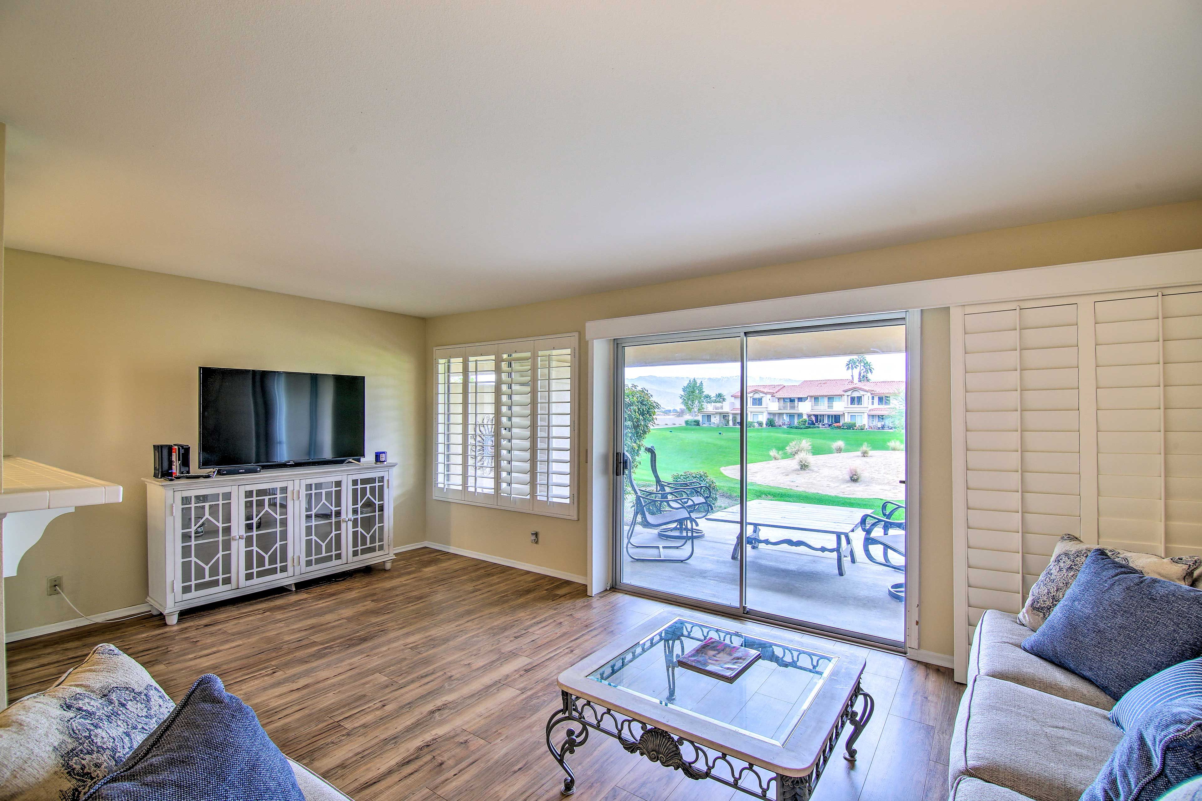 Living Room | Central A/C & Heating | Smart TV | Free WiFi