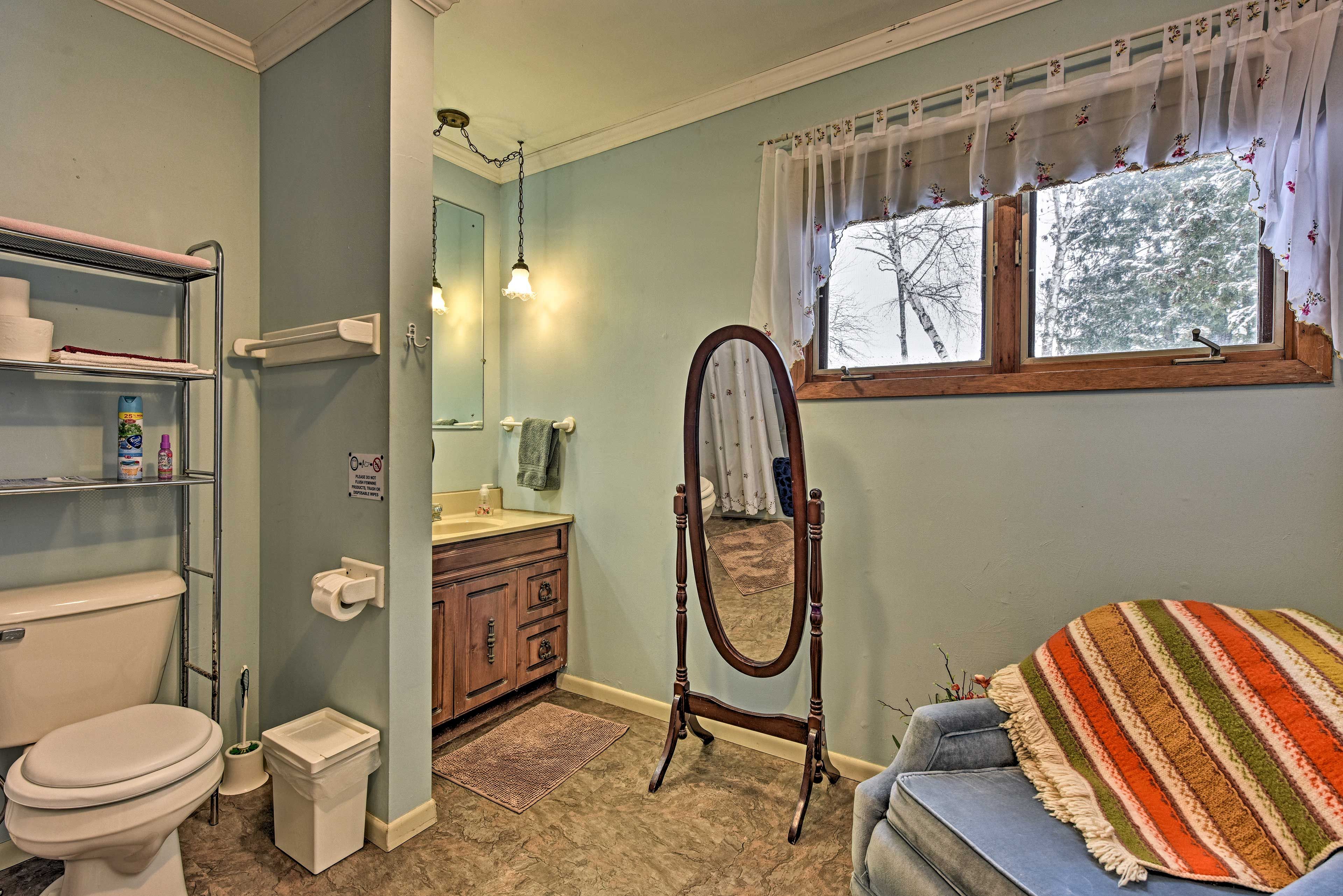 Full Bathroom | Towels Provided