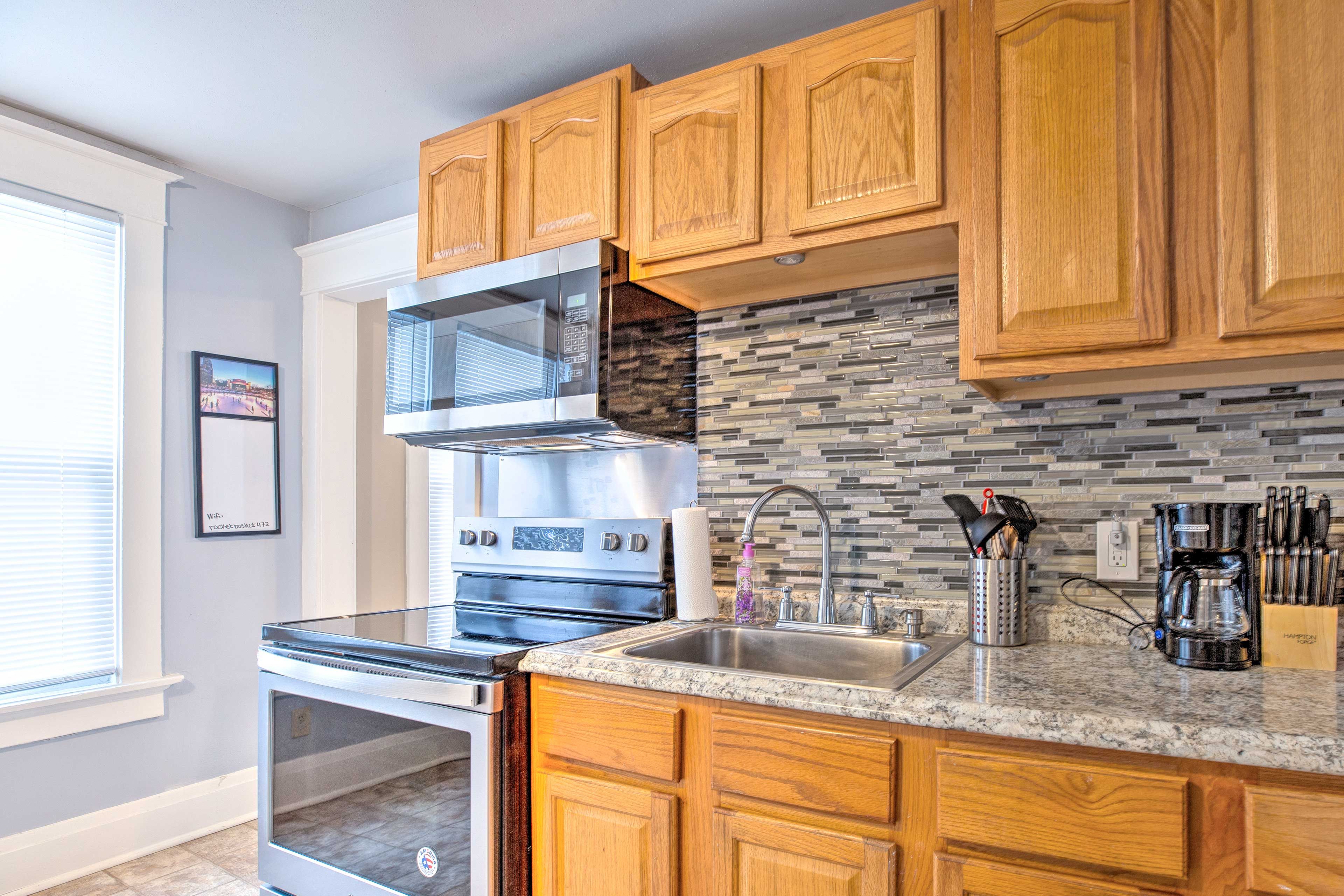 This comfortable apartment offers 2 bedrooms, 1 bathroom, and a full kitchen.