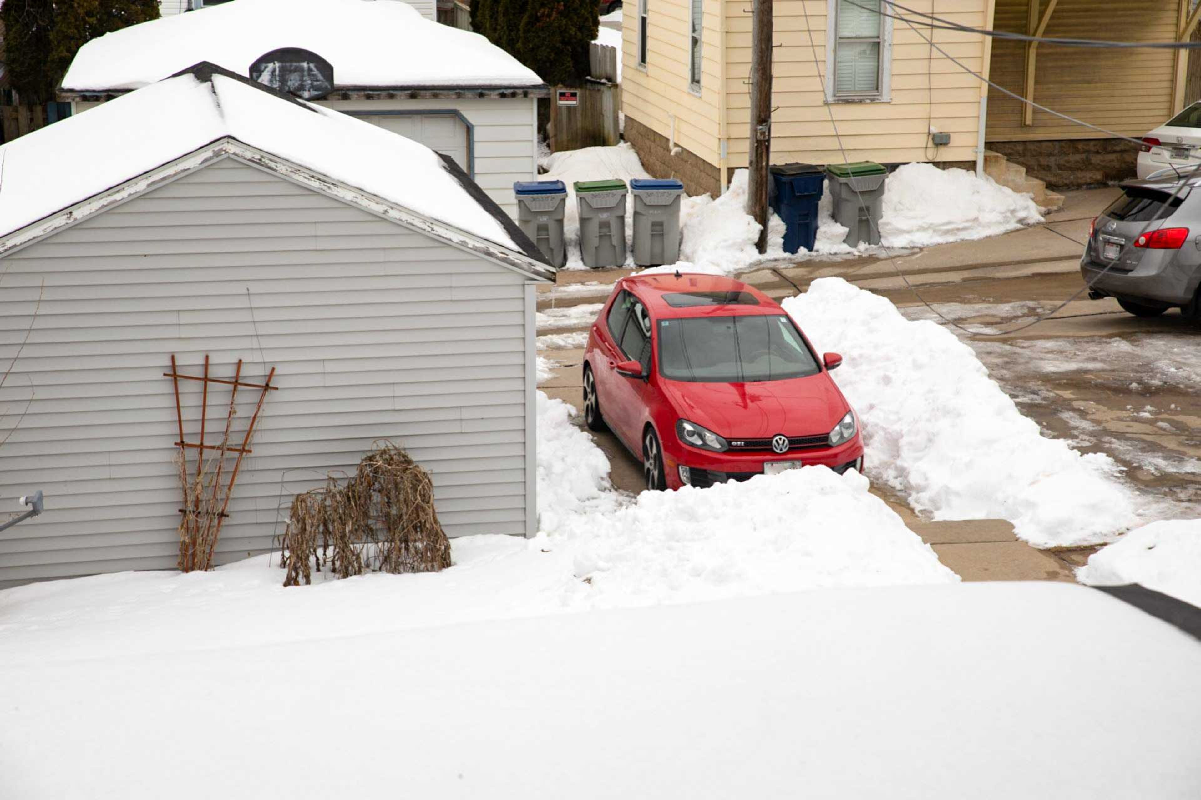 Parking is available for 1 car.