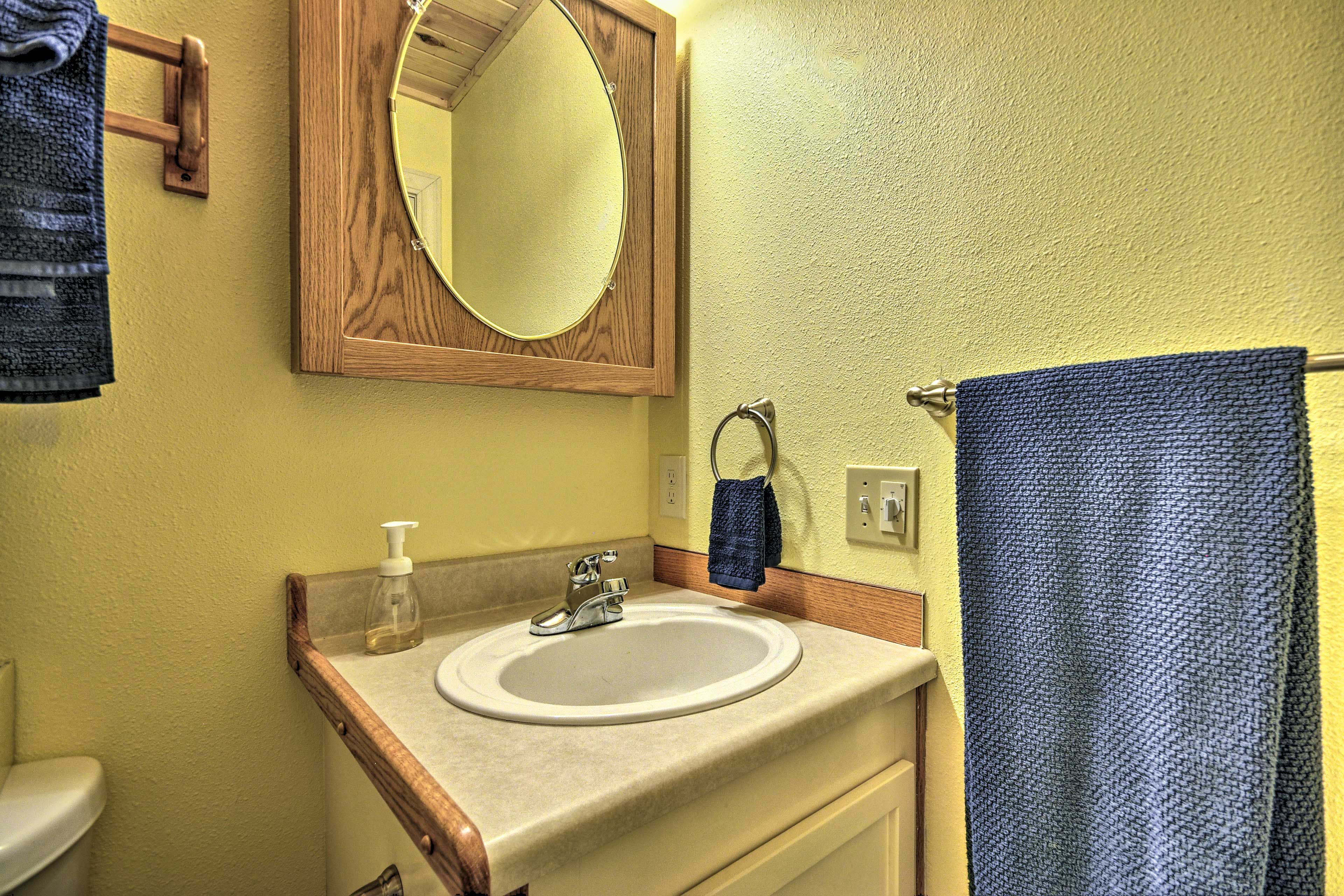 Full Bathroom | Towels Provided