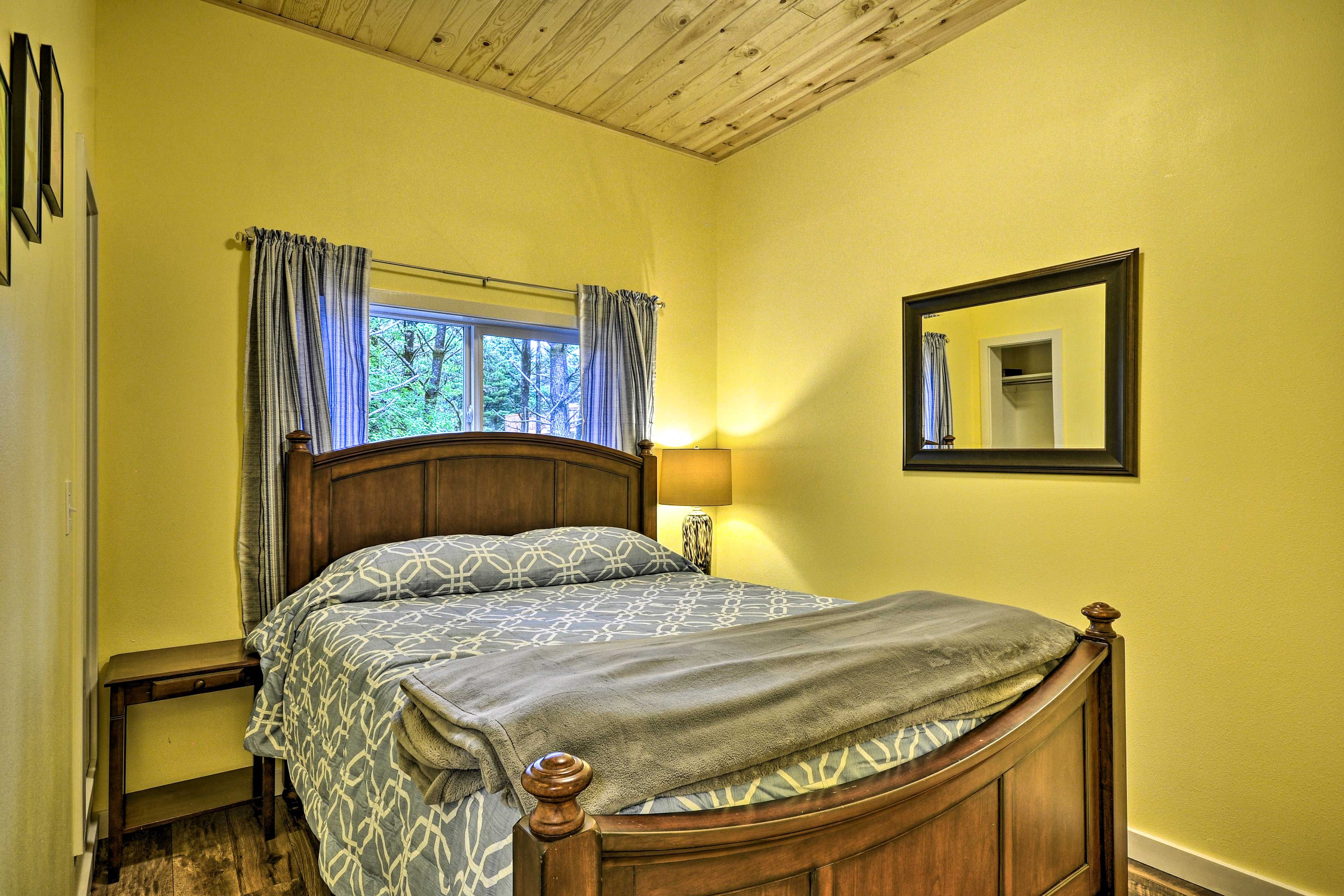 Bedroom 4 | Queen Bed