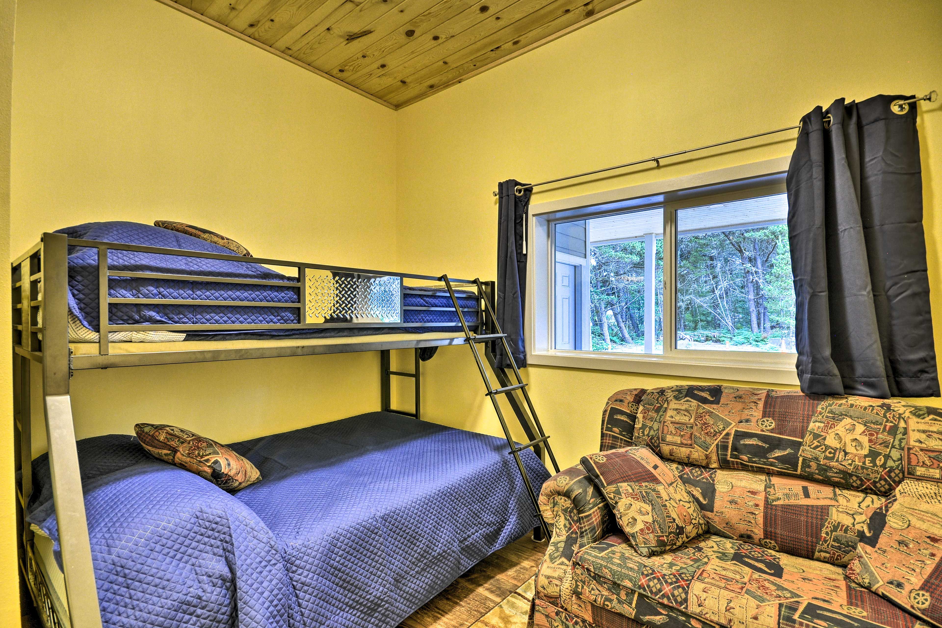 Bedroom 3 | Twin/Full Bunk Bed | Twin Sleeper Sofa