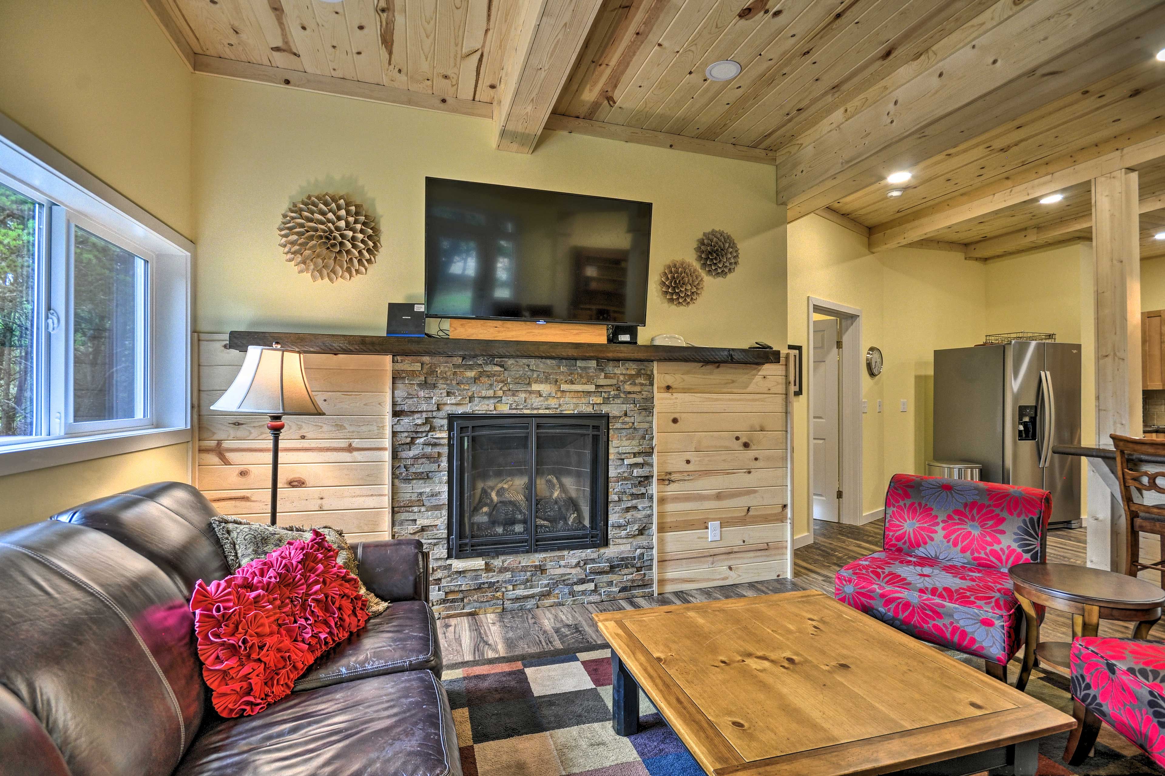 Lower-Level Living Room | Gas Fireplace | Smart TV