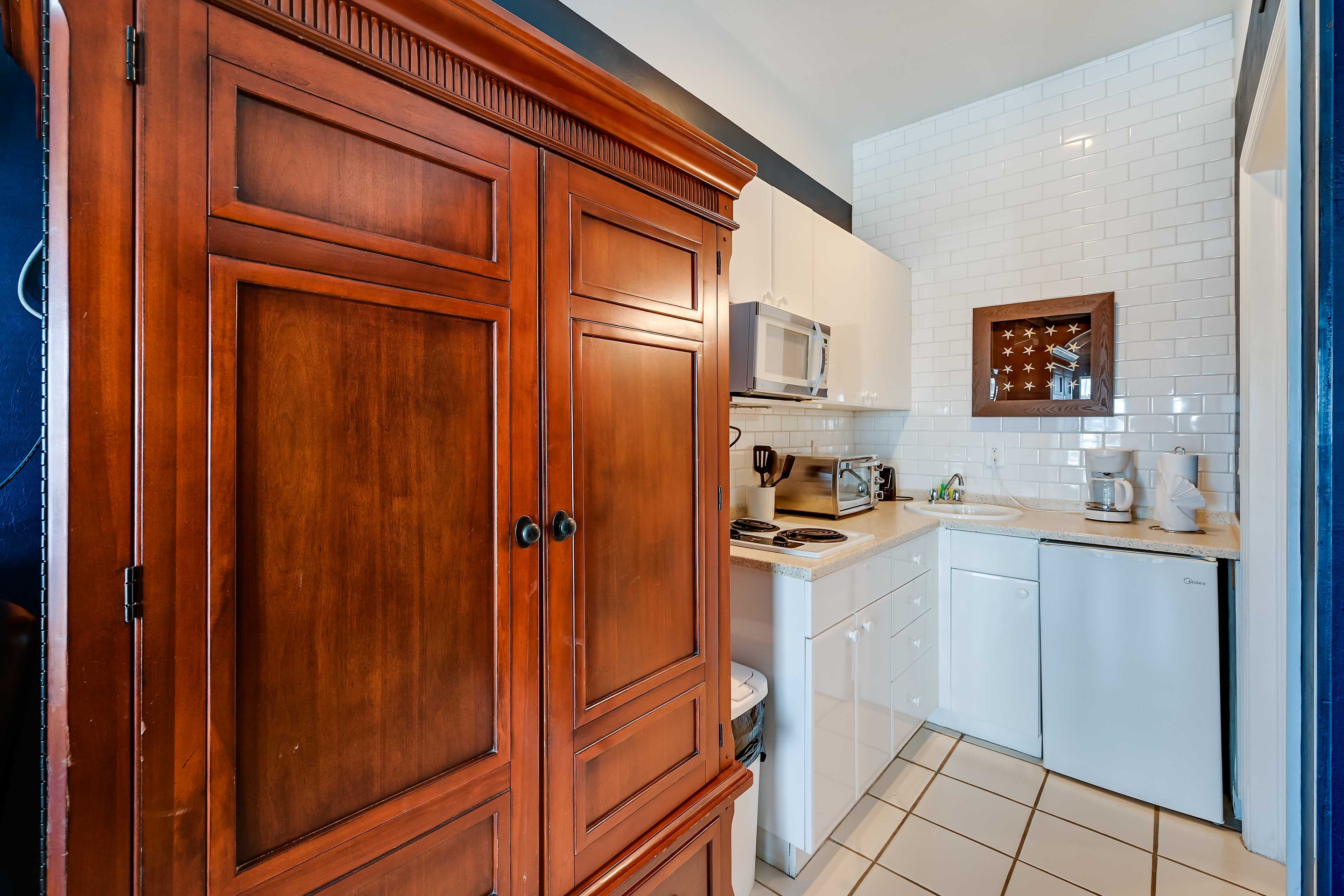Kitchenette | Mini Fridge | Microwave | Coffee Maker