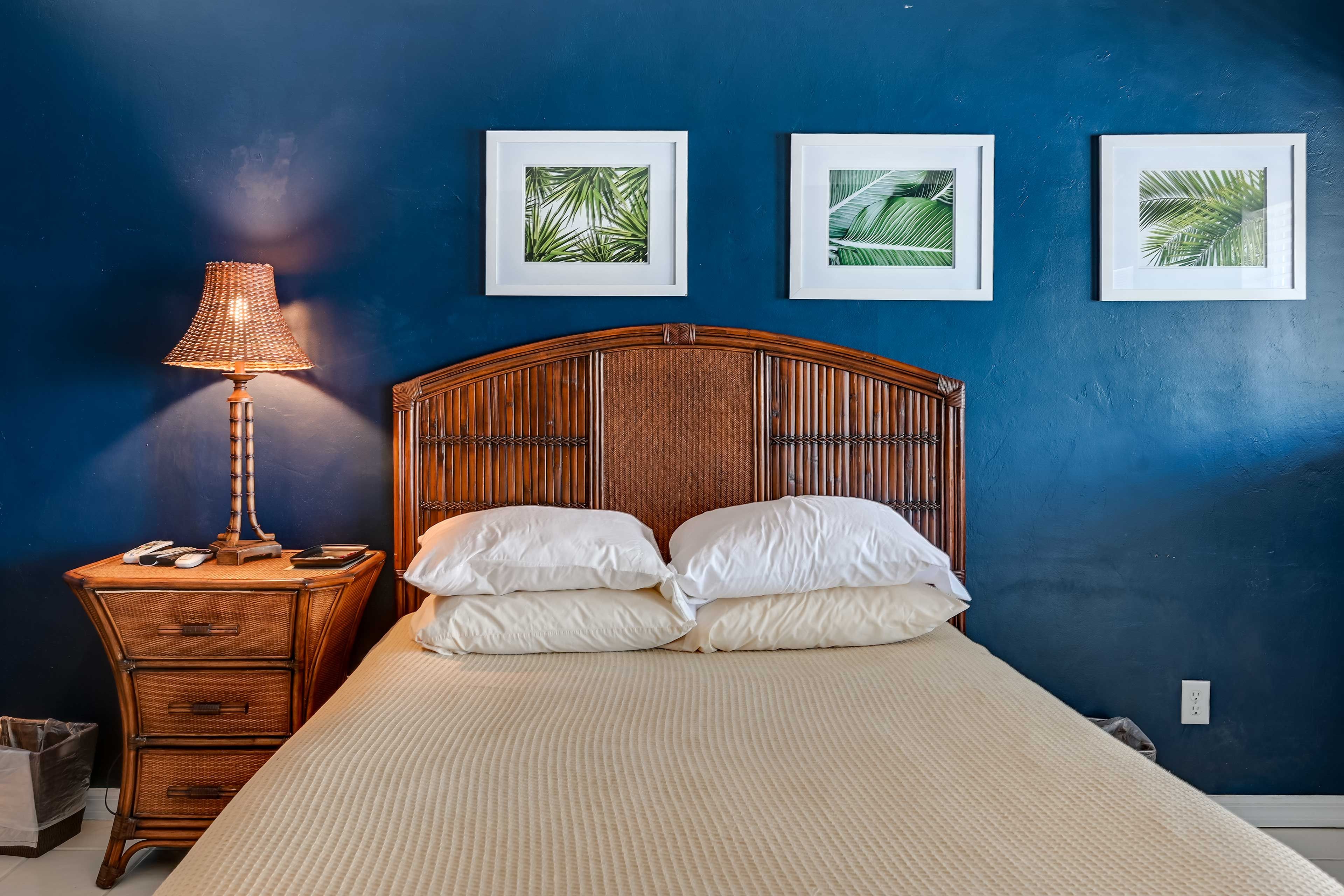 Studio | Queen Bed