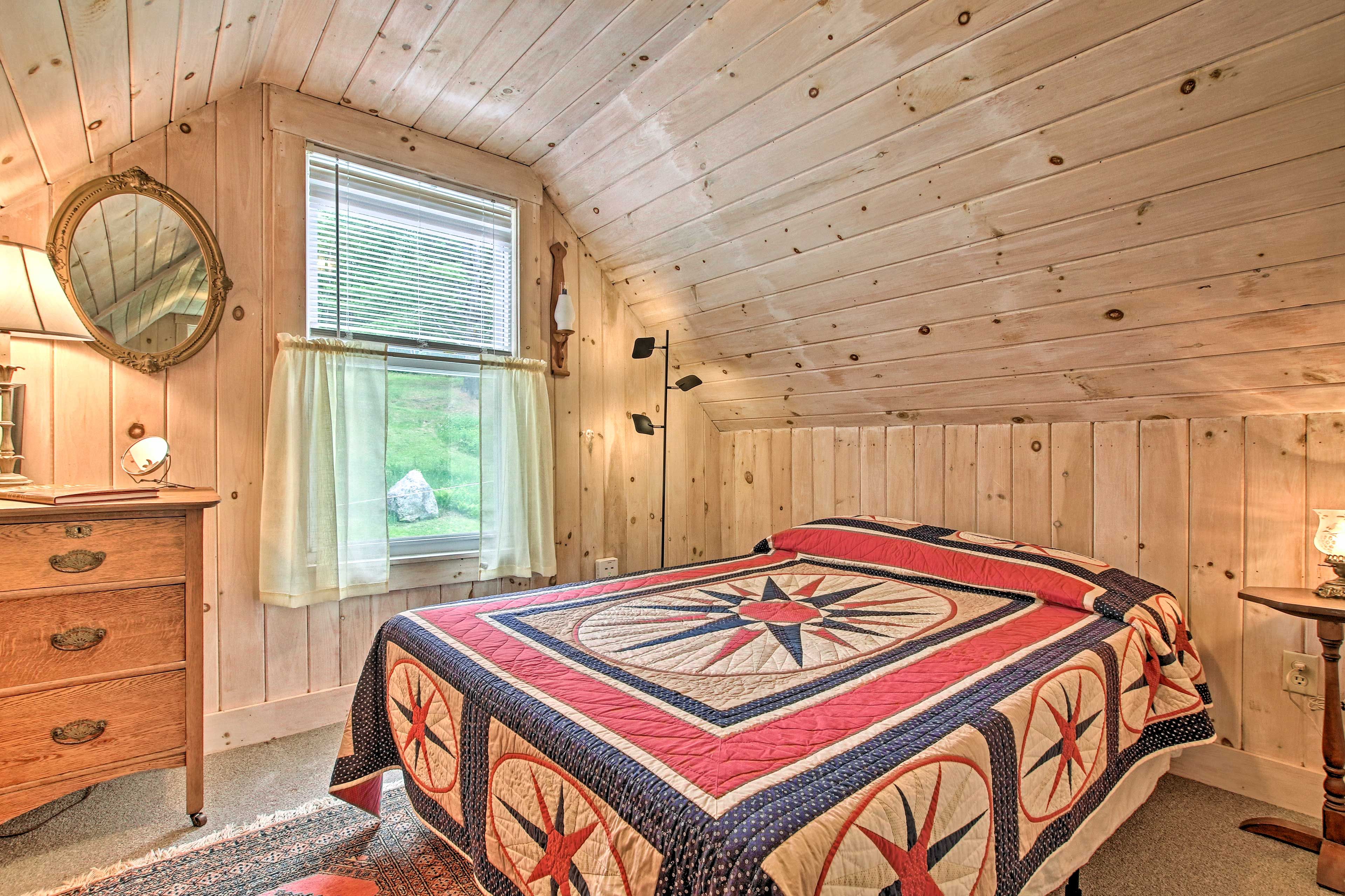 Bedroom 1 | Queen Bed