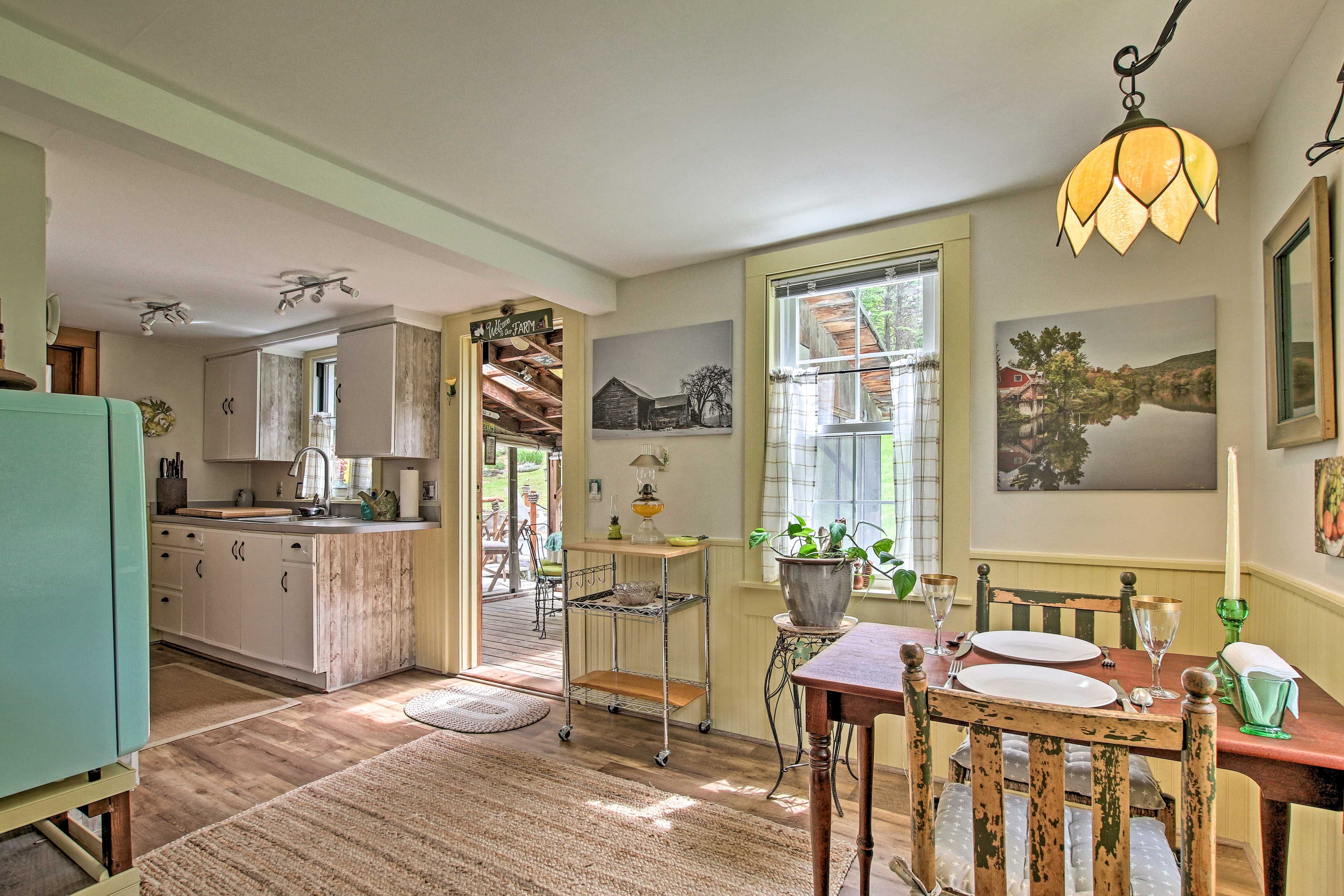 Dining Area | Dishes & Flatware Provided
