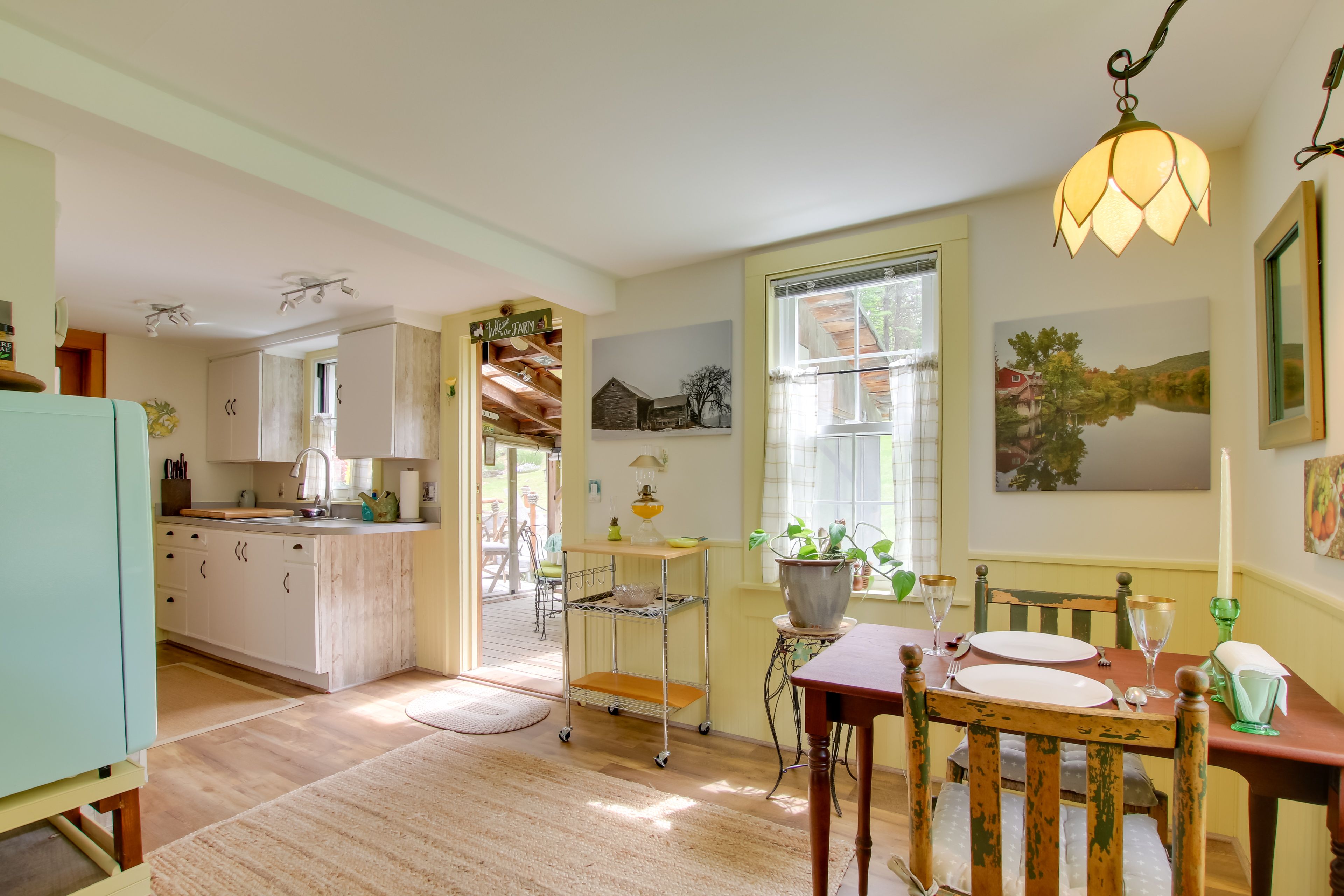 Dining Area | Dishes & Flatware Provided