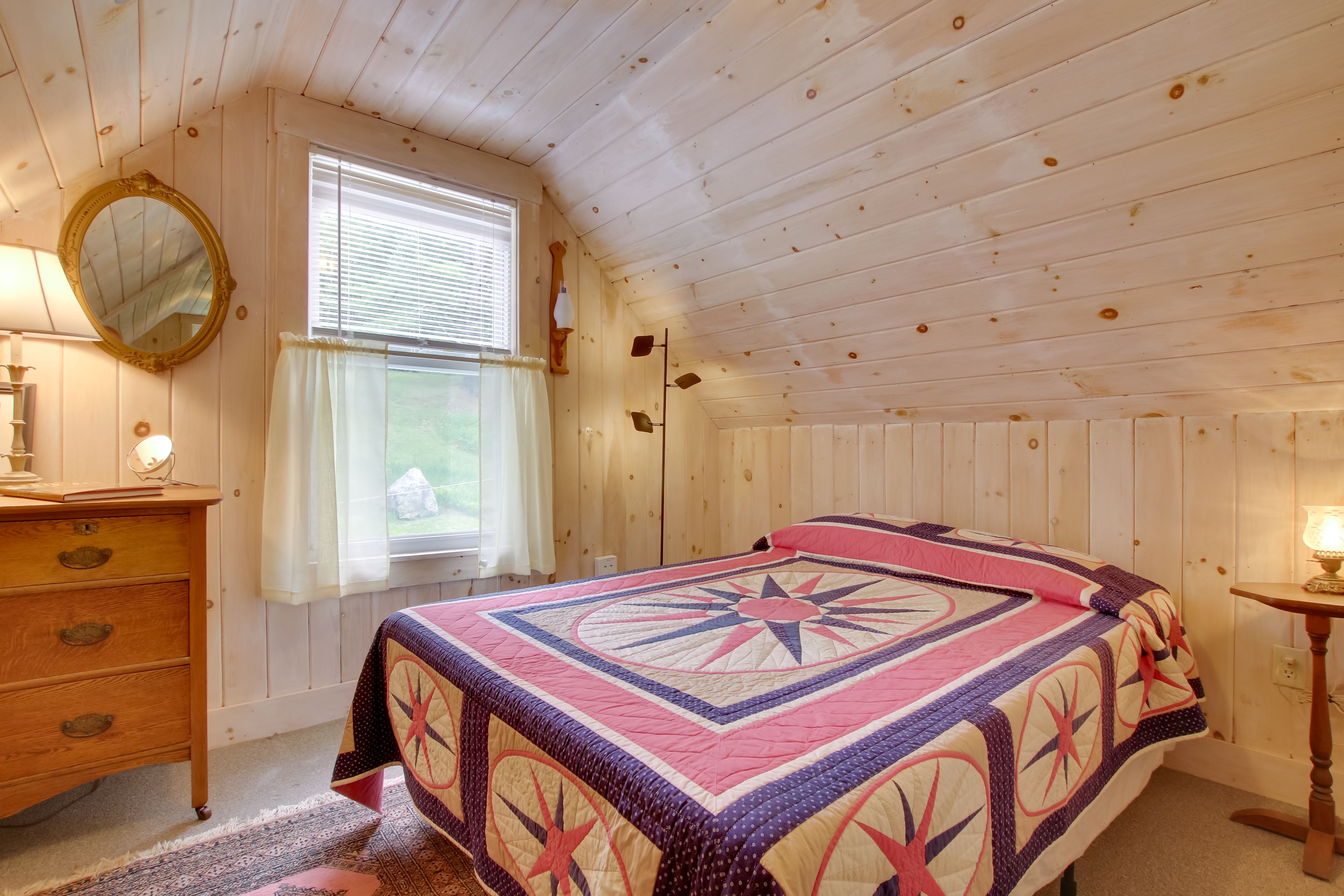 Bedroom 1 | Queen Bed