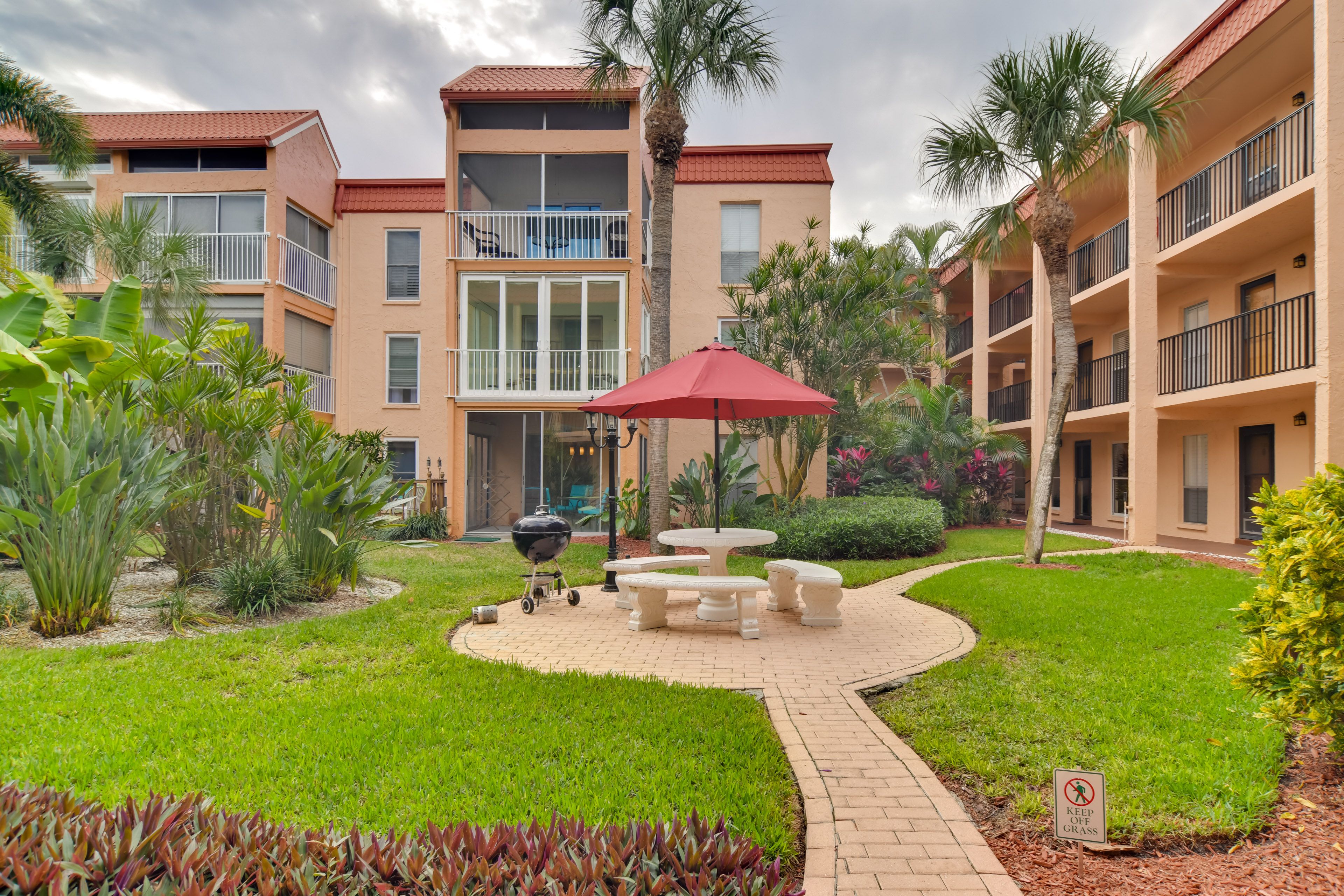 Community Amenities | Charcoal Grill