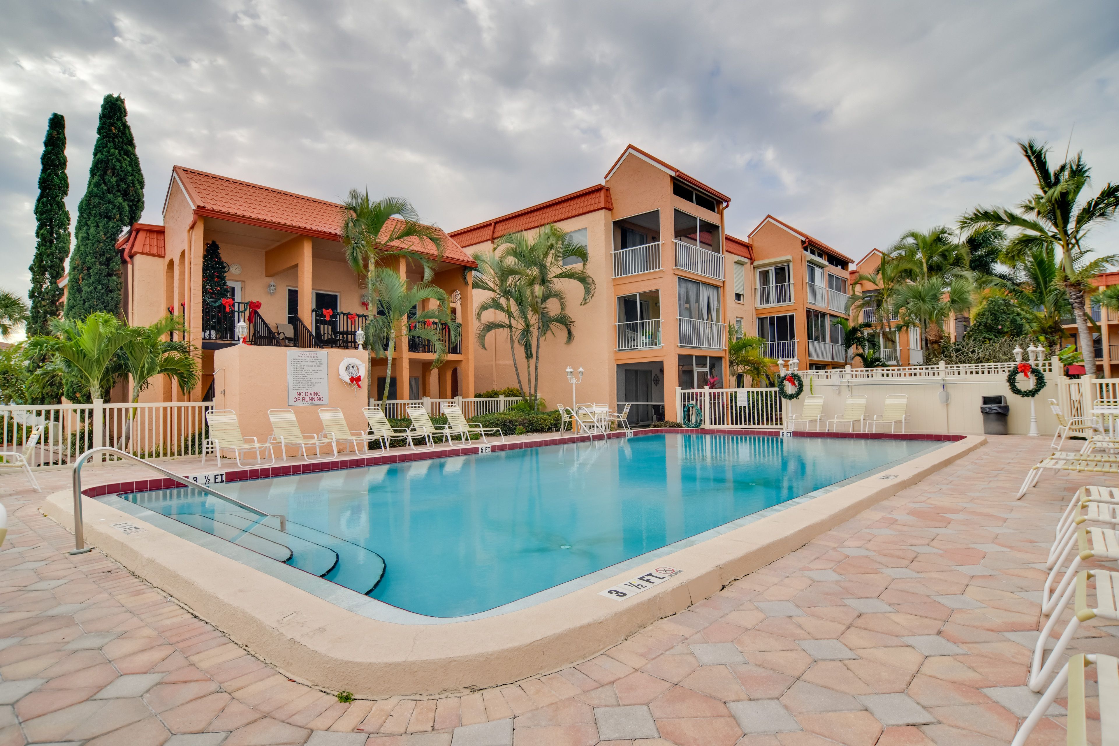 Community Amenities | Outdoor Pool