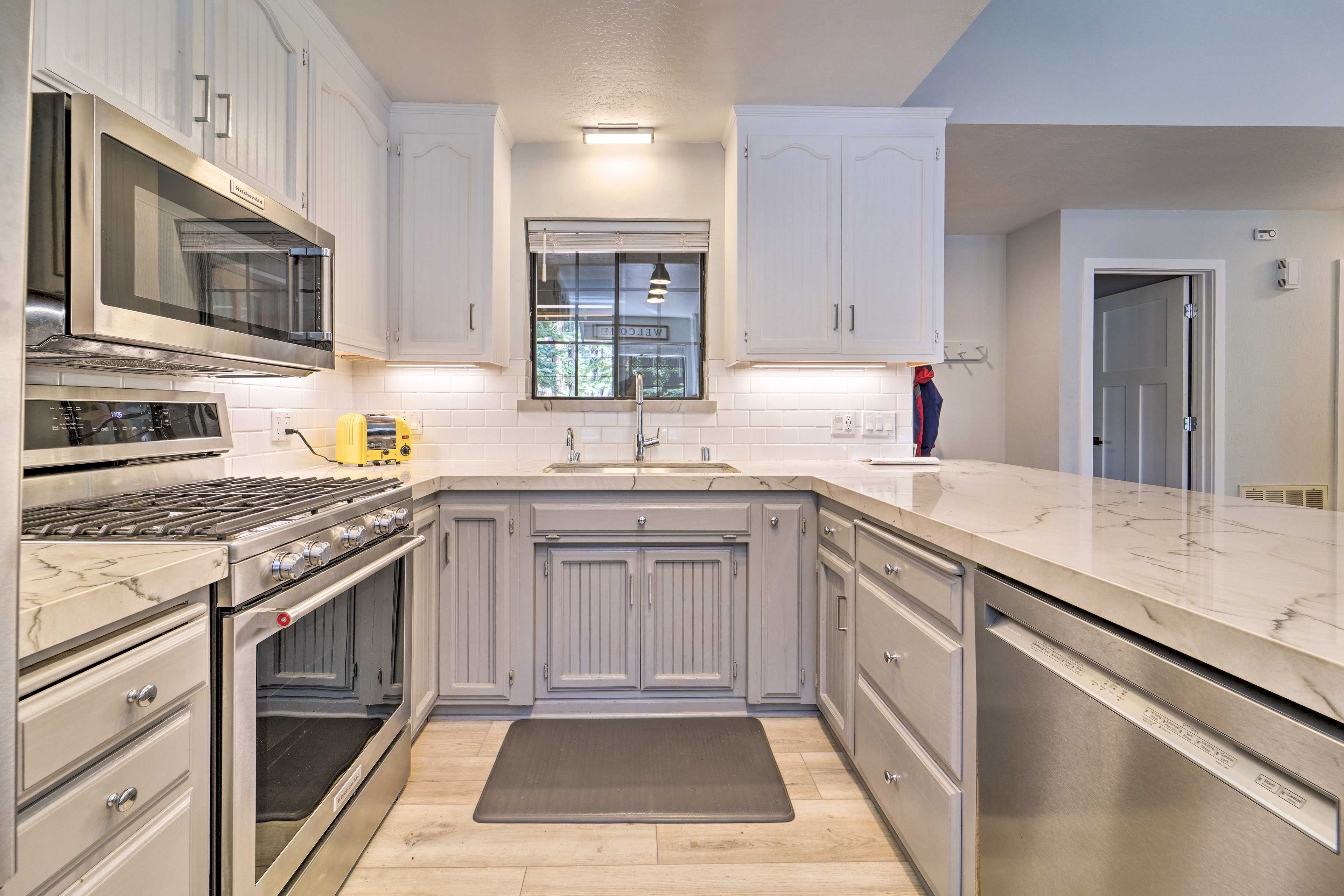 Kitchen | High-End Stainless Steel Appliances | Equipped w/ Cooking Essentials