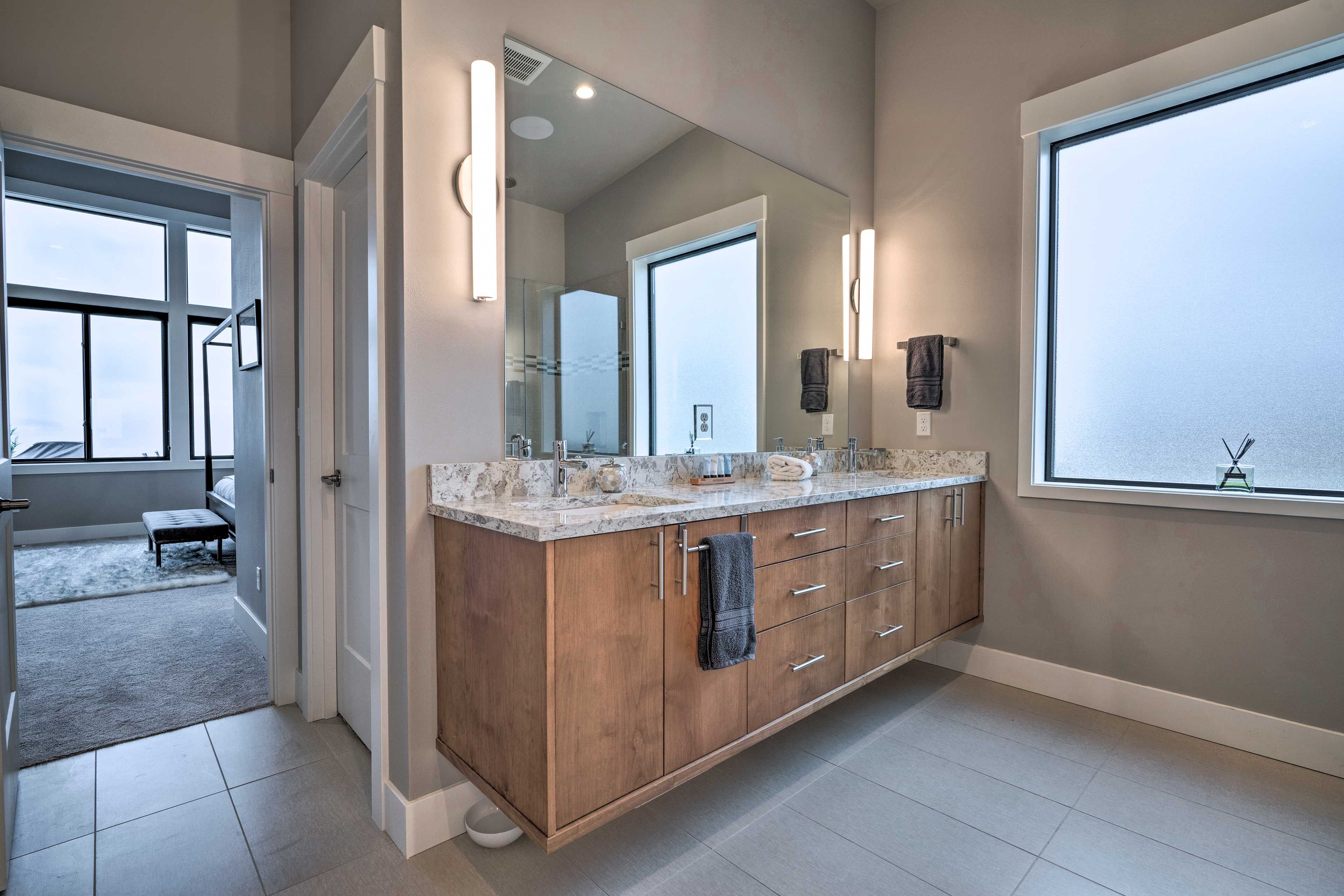 En-Suite Bathroom | Towels & Linens Provided