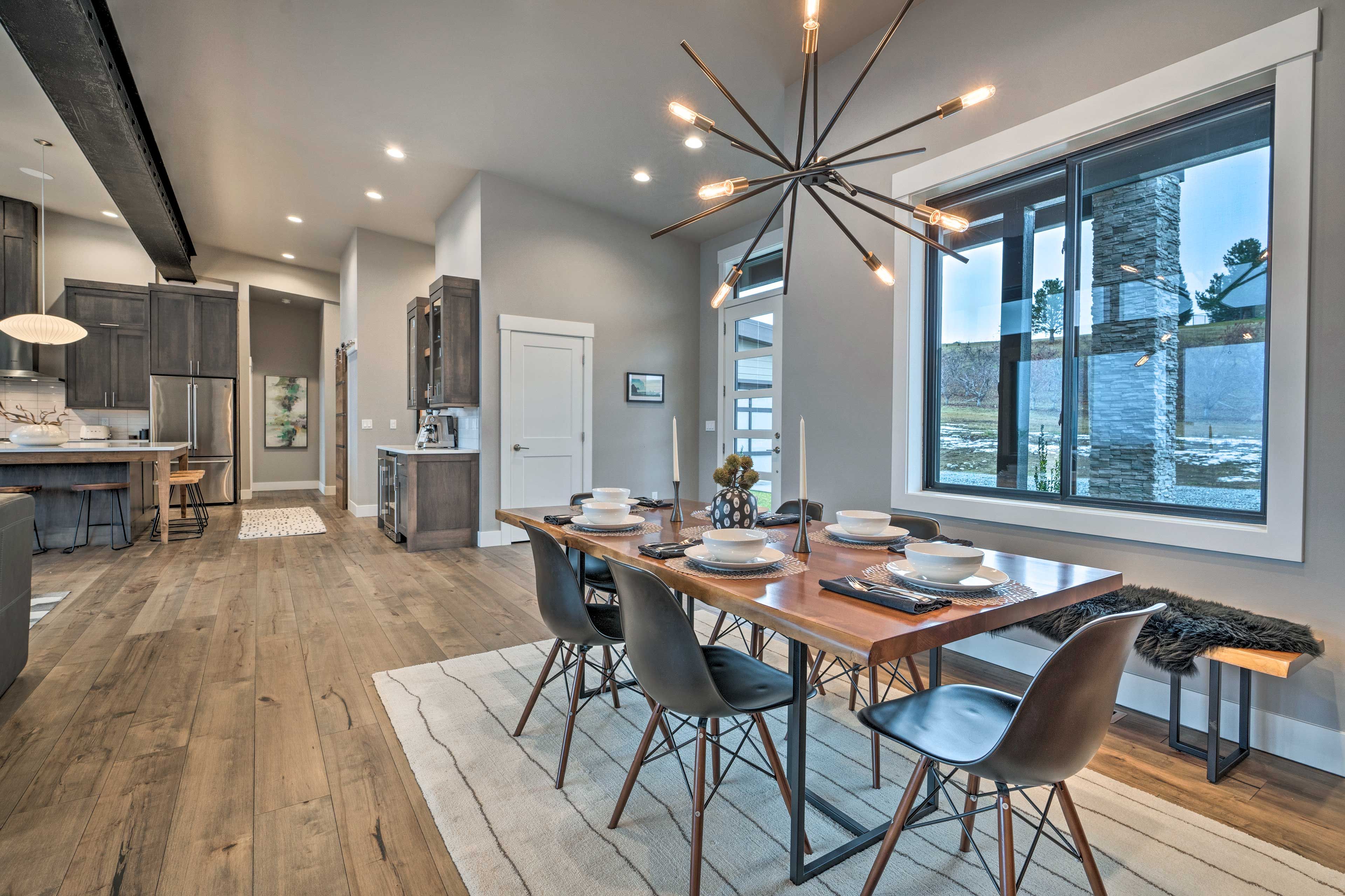 Dining Area | Dishes & Flatware Provided