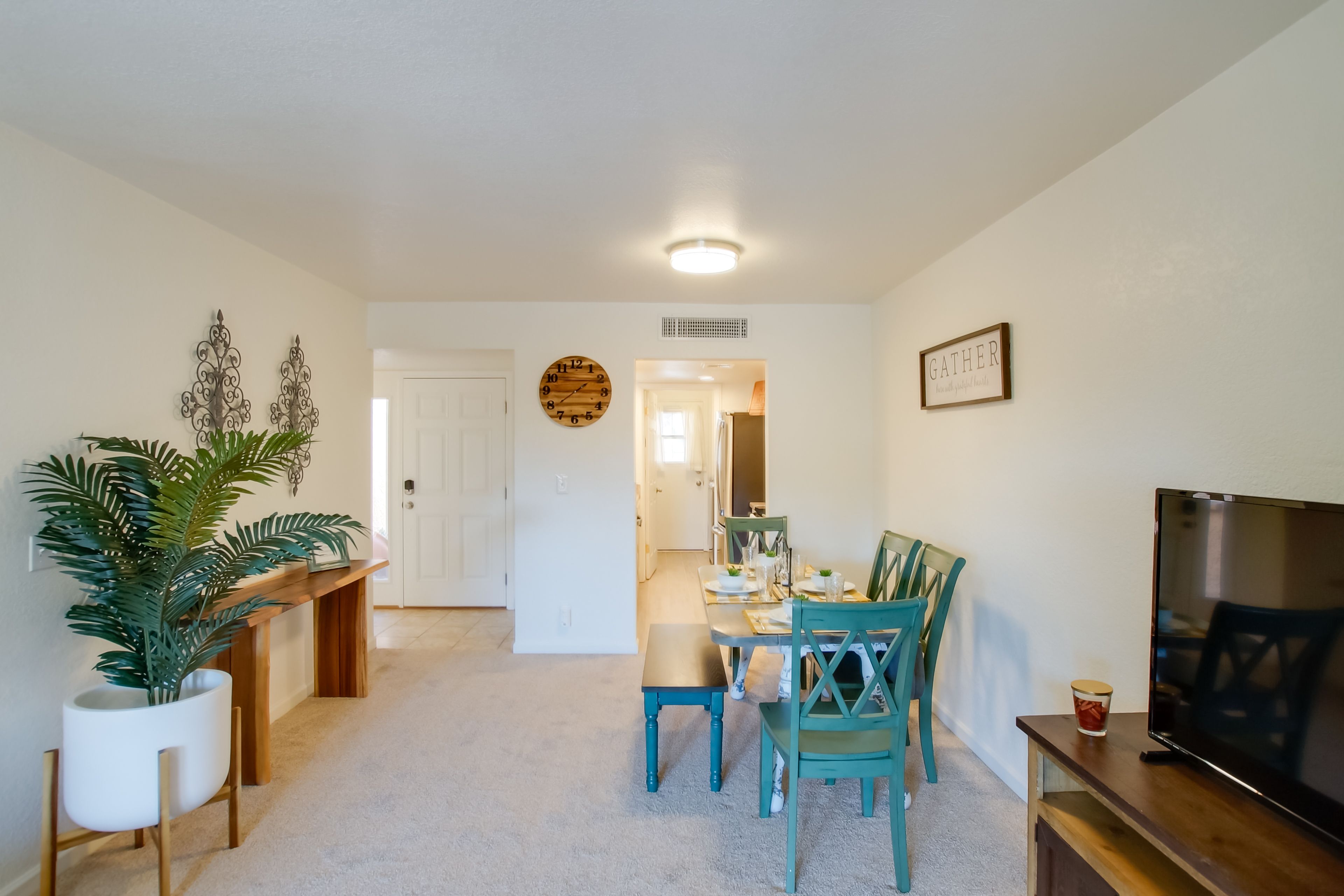 Dining Area | Dishes & Flatware Provided