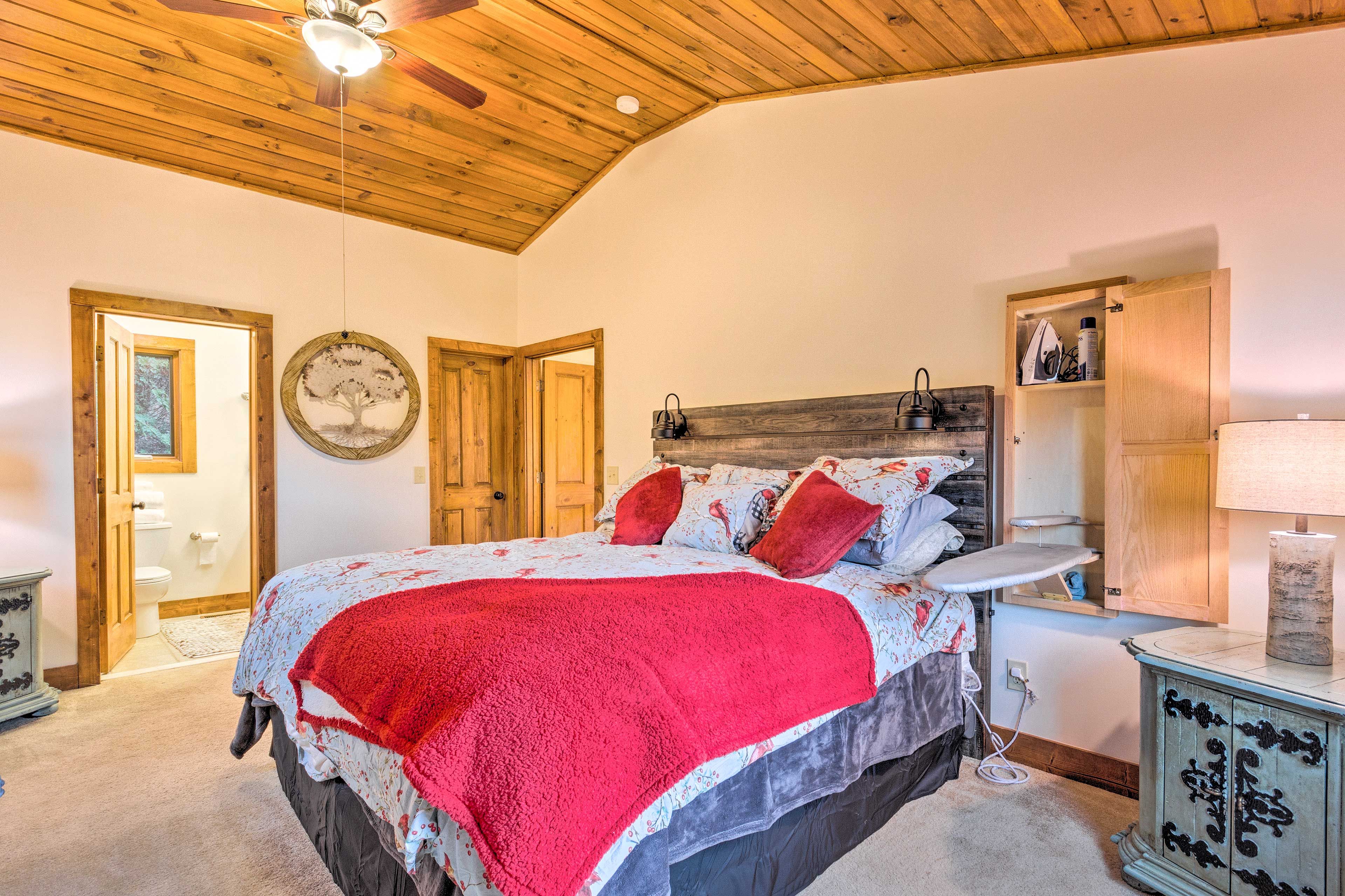 Bedroom 1 | King Bed | 3rd Floor | En-Suite Bathroom