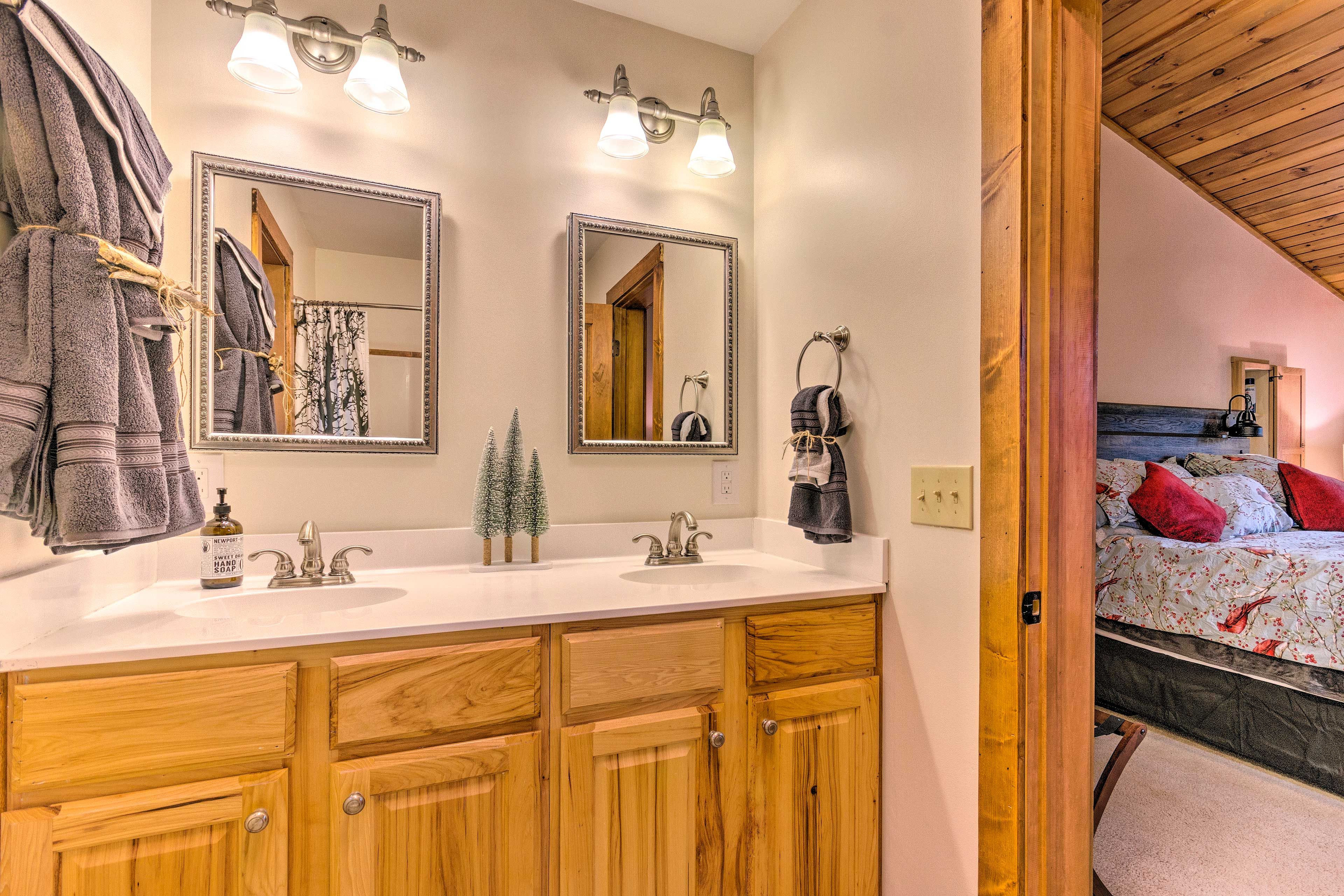 En-Suite Bathroom | Towels & Linens Provided