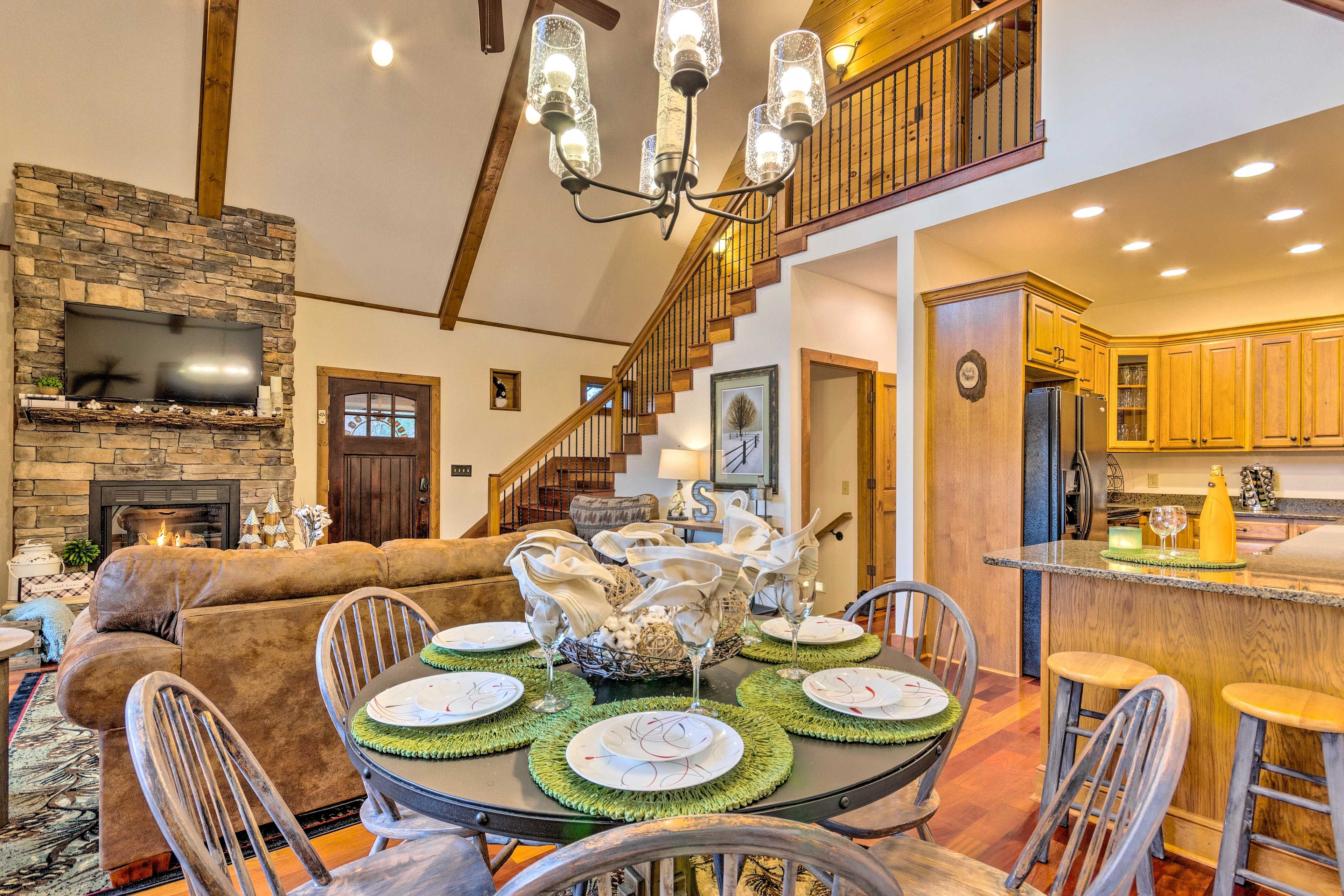 Dining Area | Dishes & Flatware Provided