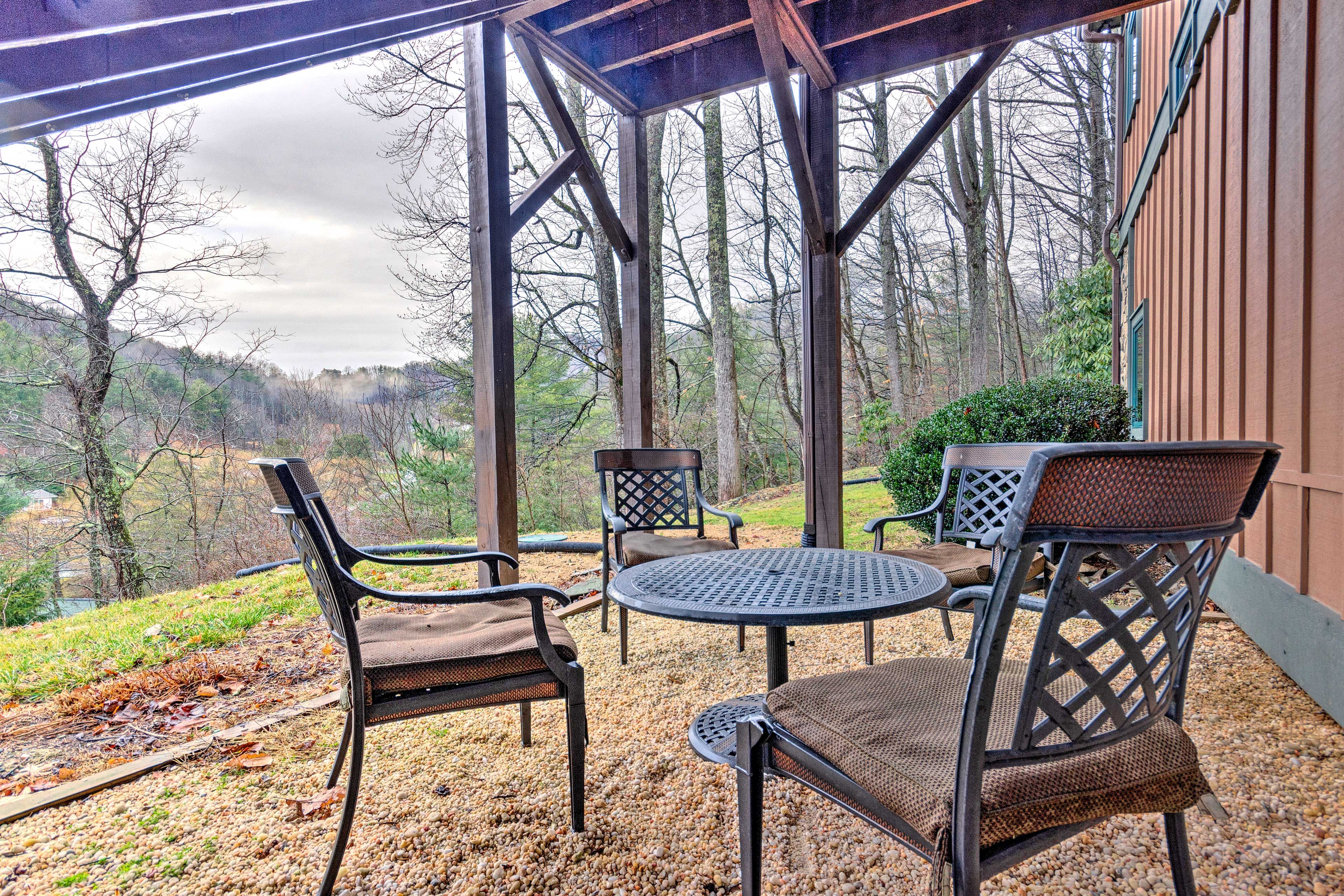 Covered Patio | Outdoor Dining