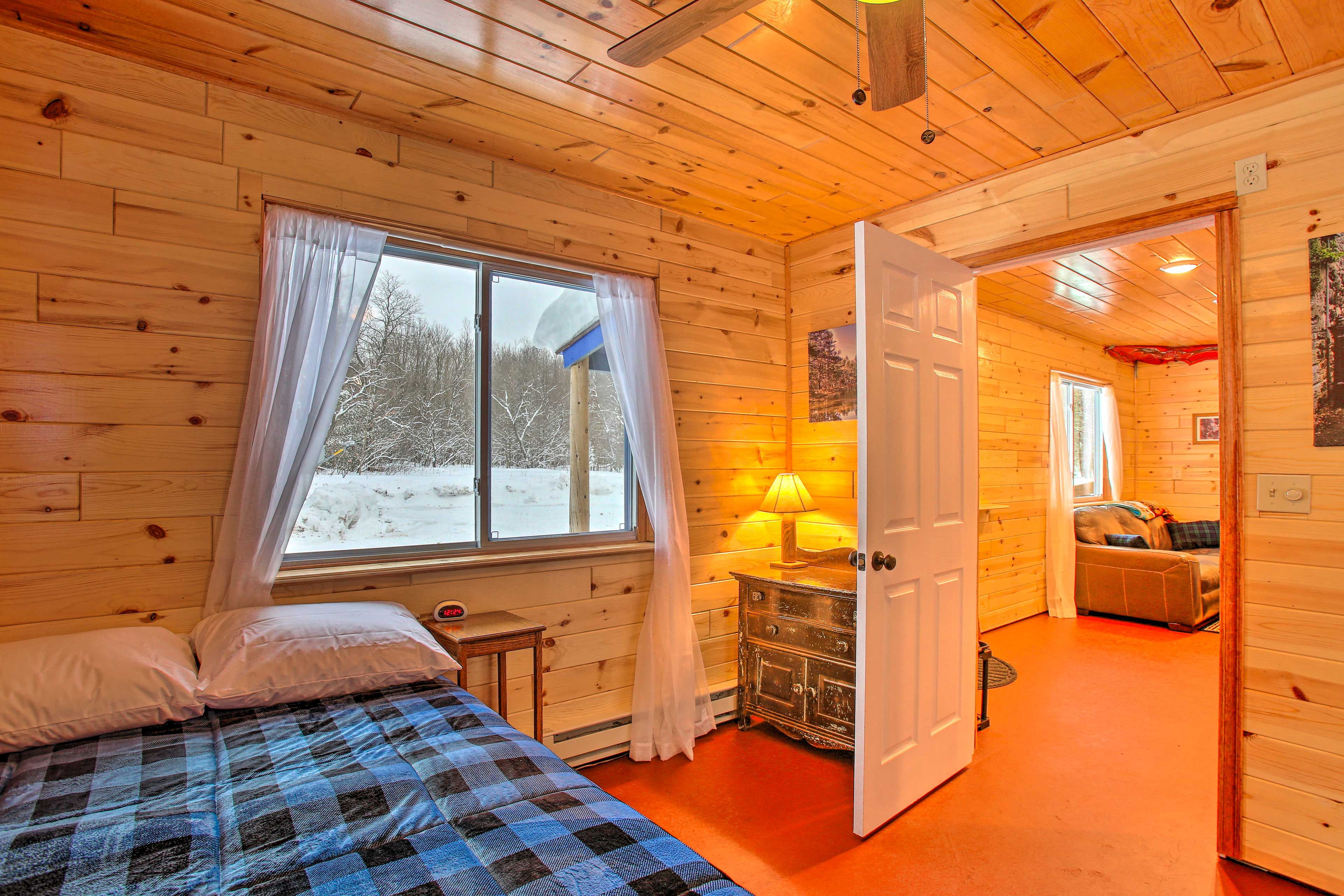 Bedroom 2 | Queen Bed | Full Bed
