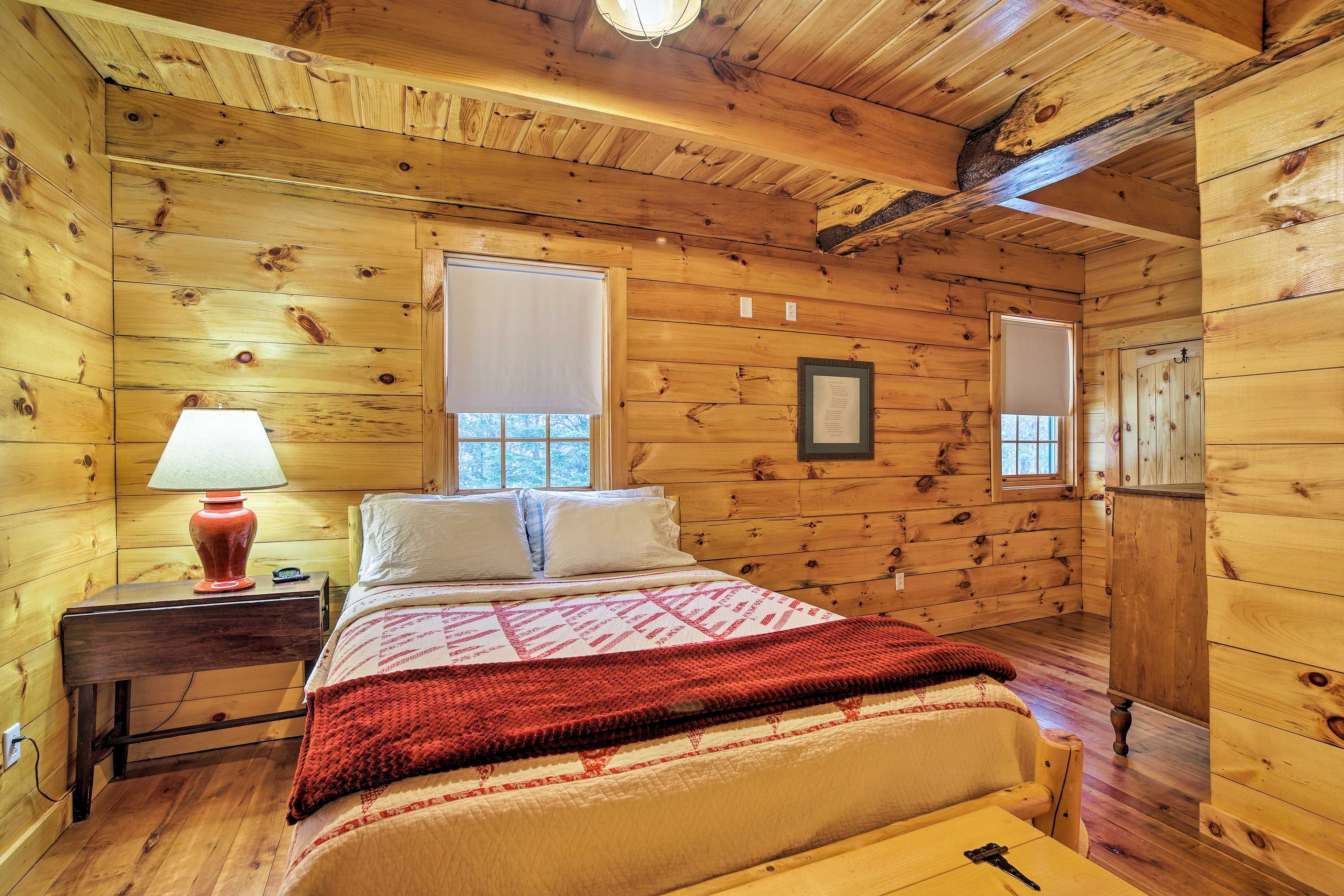 Bedroom 1 | Queen Bed