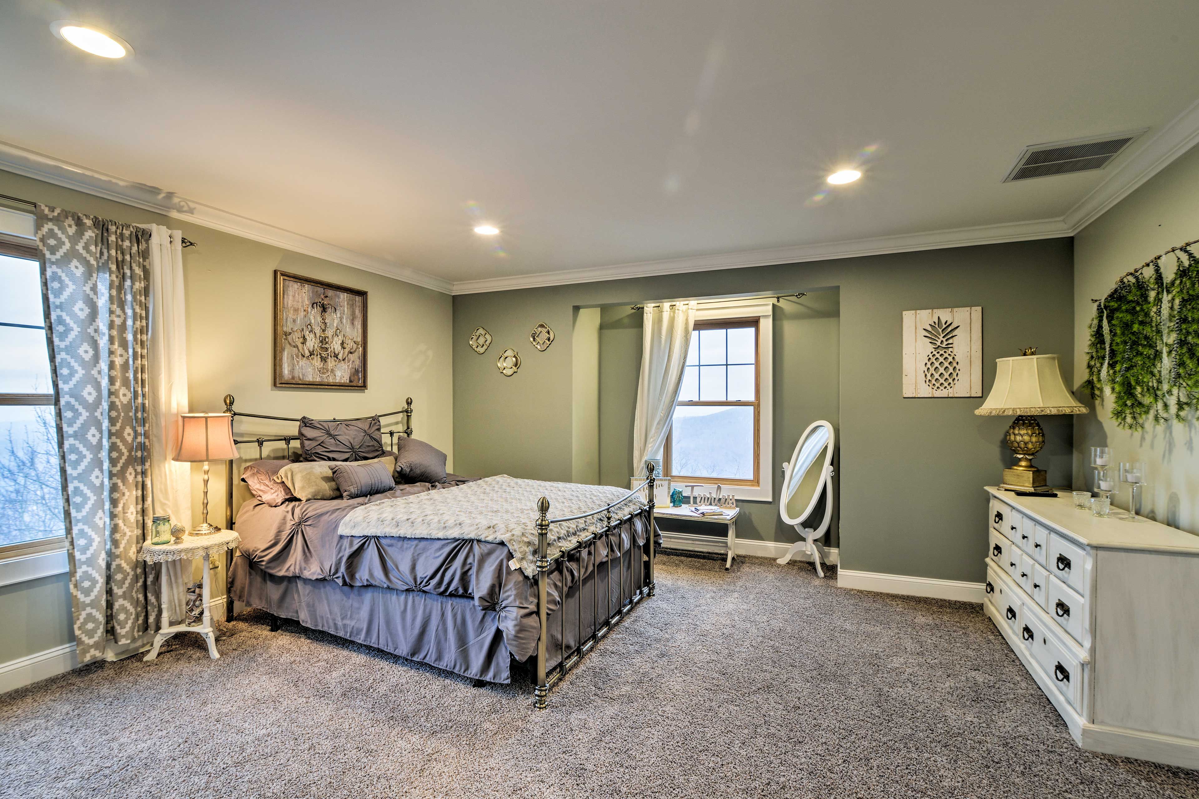 Bedroom 2 | Queen Bed
