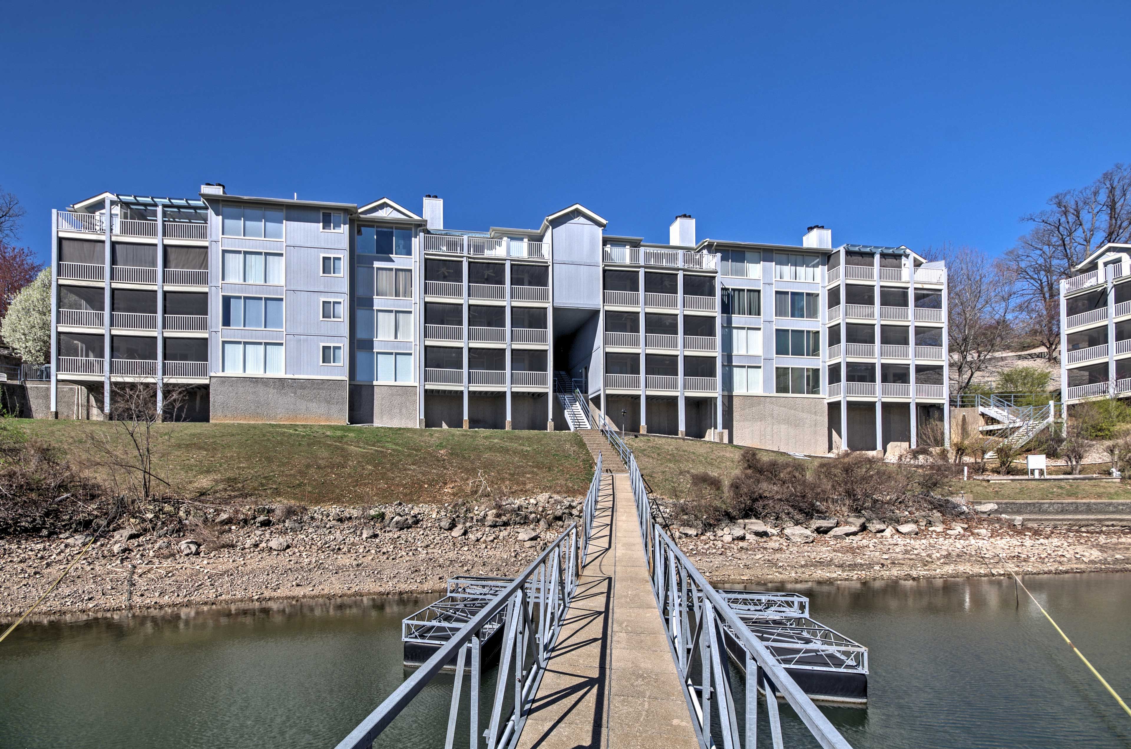 Located in Regatta Bay, this unit offers access to the lake & resort amenities!