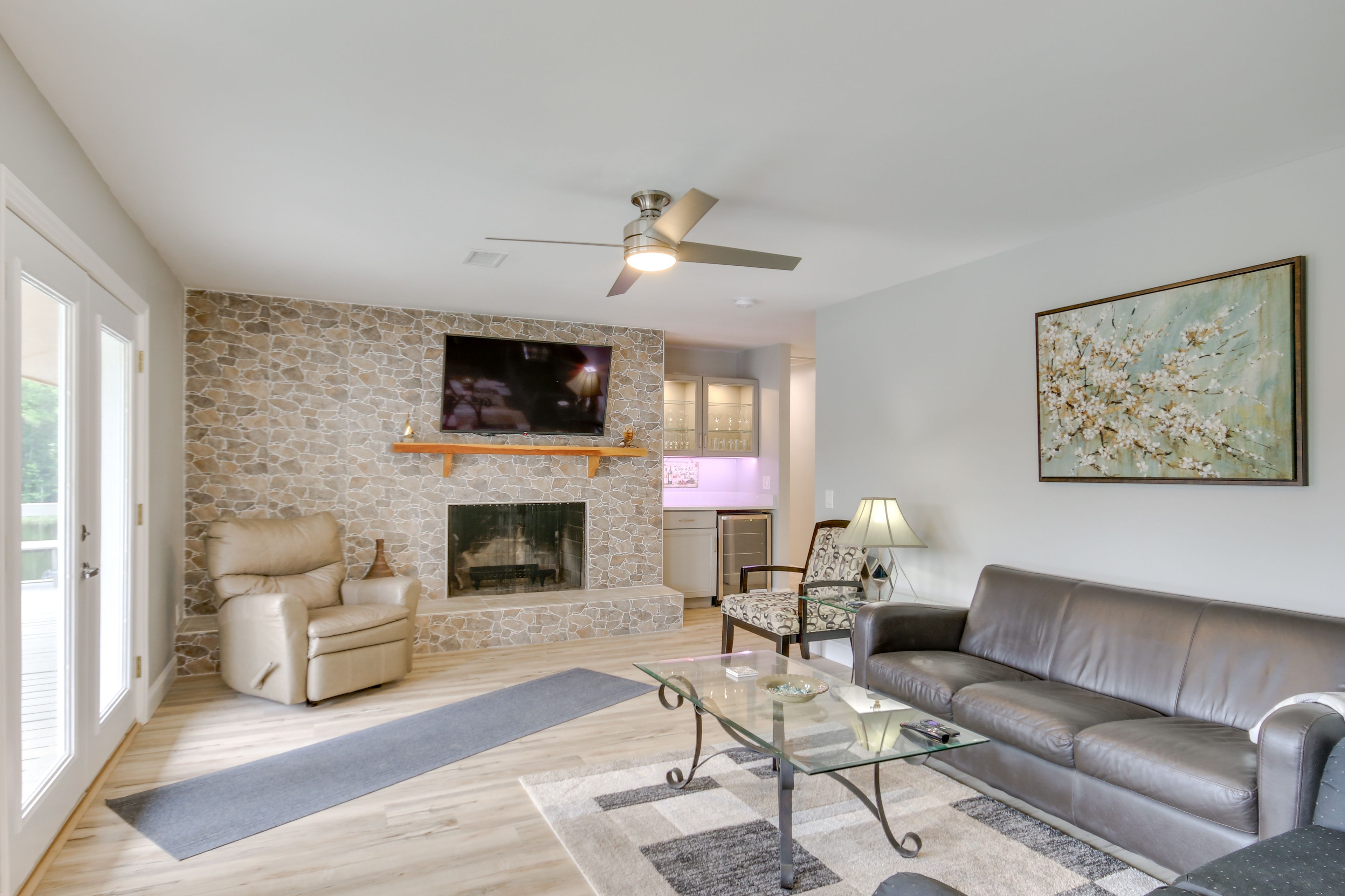 Living Room | Central A/C & Heating | Smart TV | Free WiFi