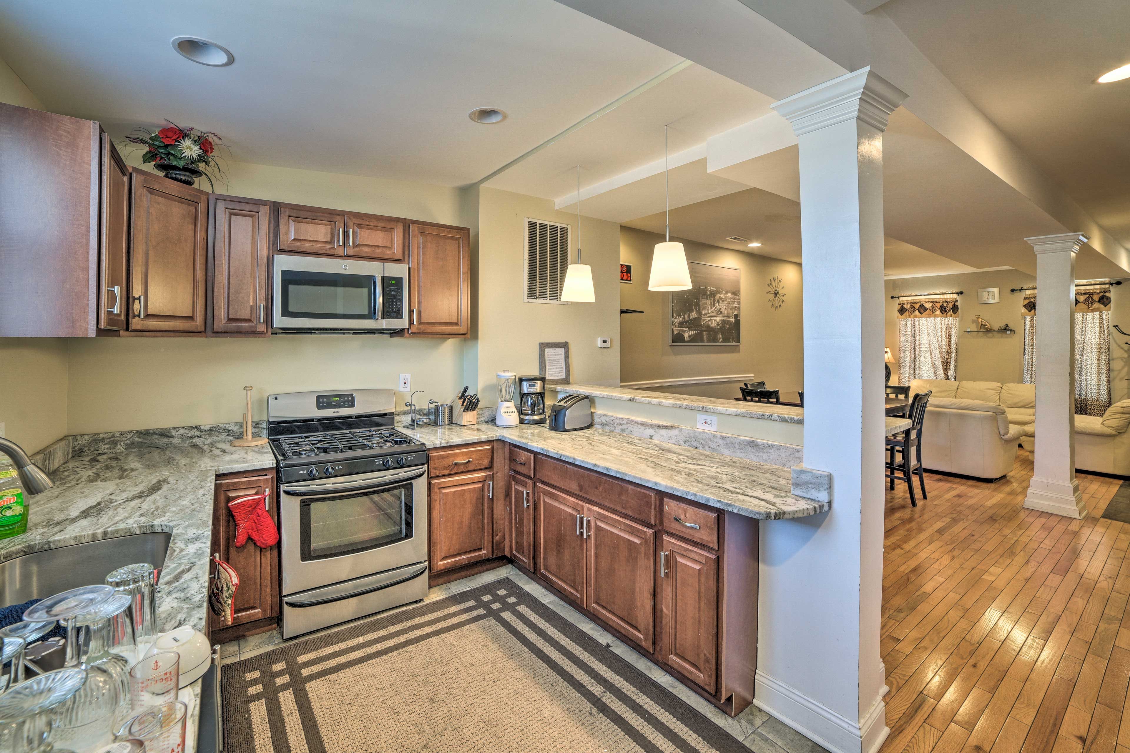 The fully equipped kitchen has everything you need.