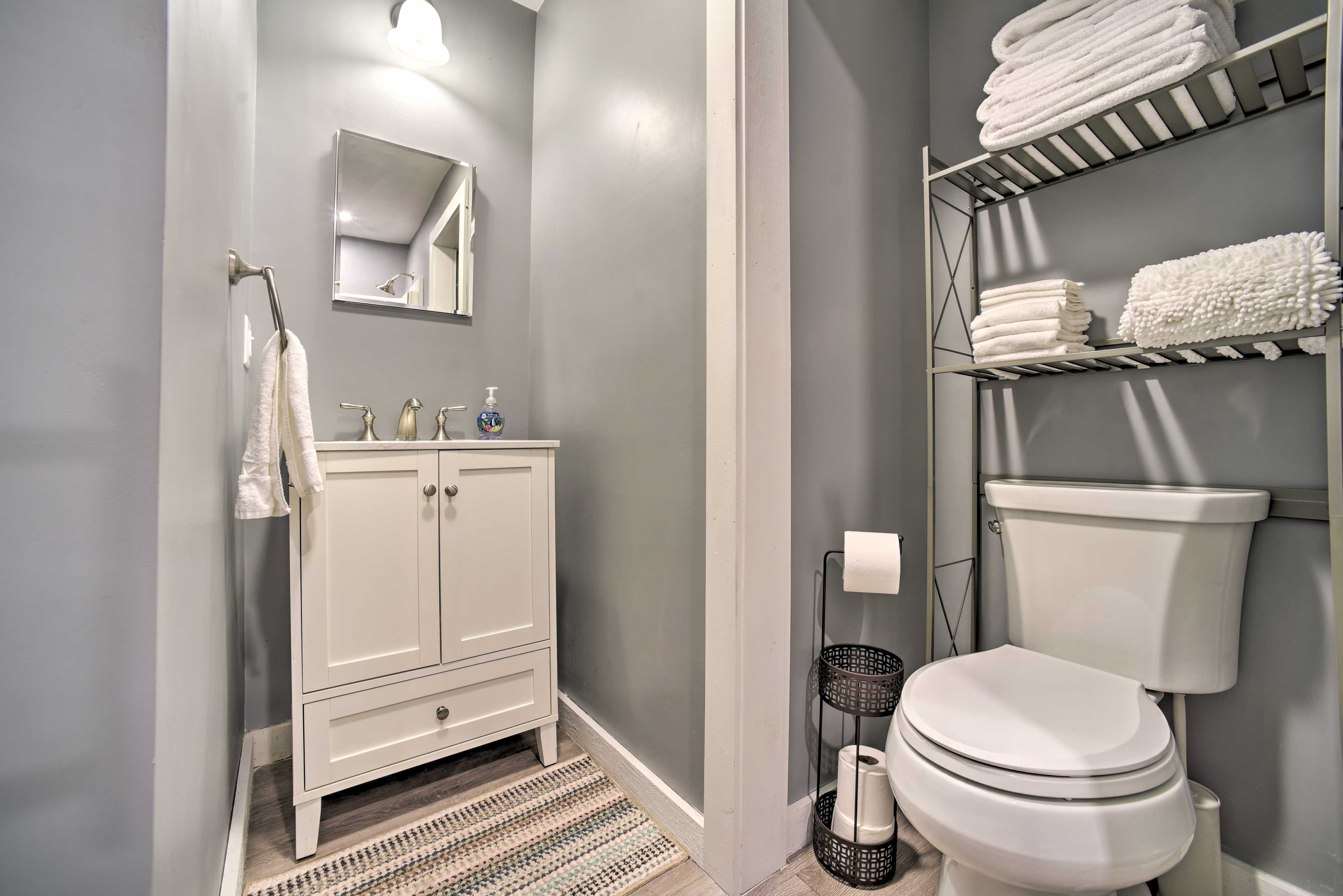Full Bathroom | Towels Provided