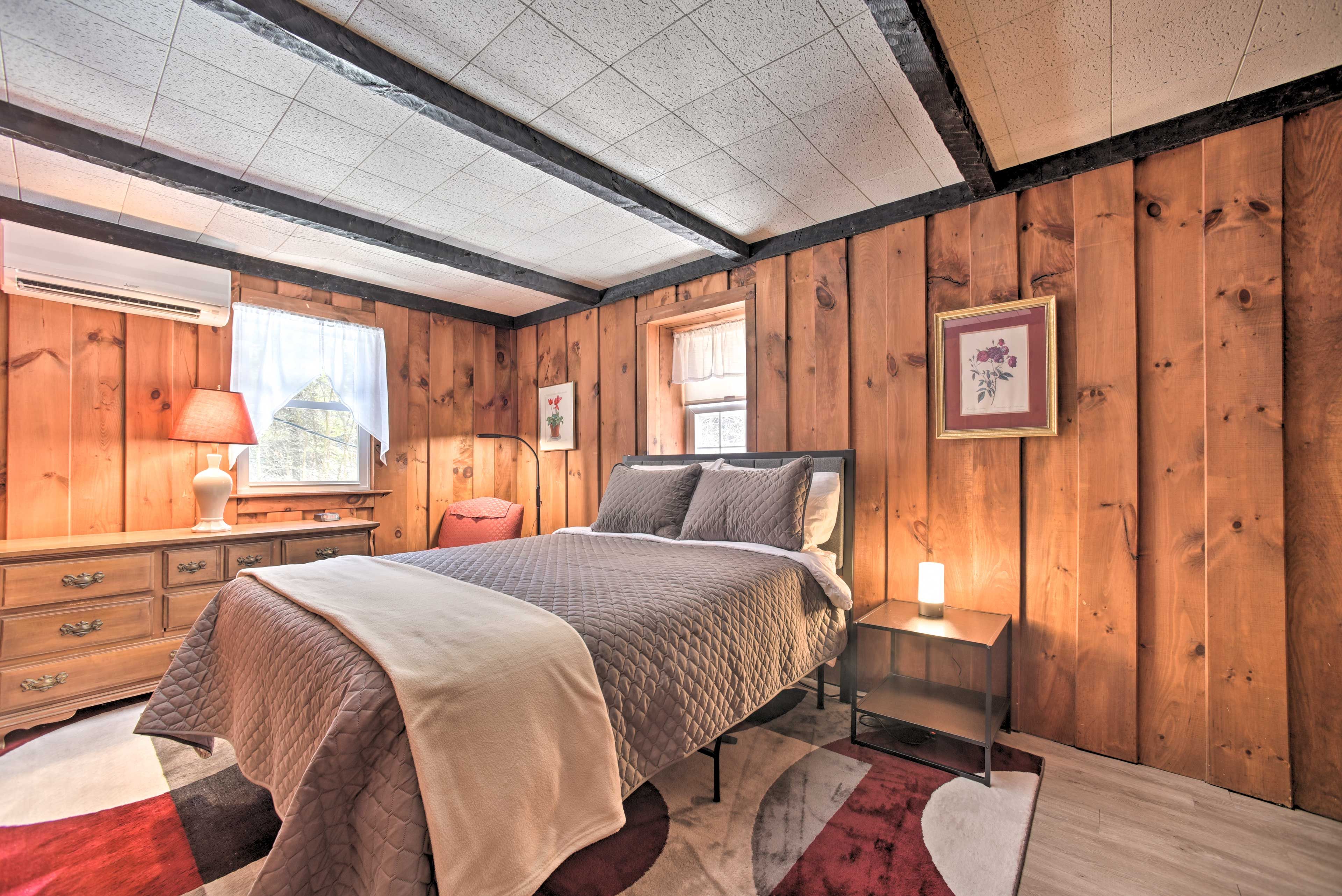 Main Bedroom | Queen Bed | Linens Provided