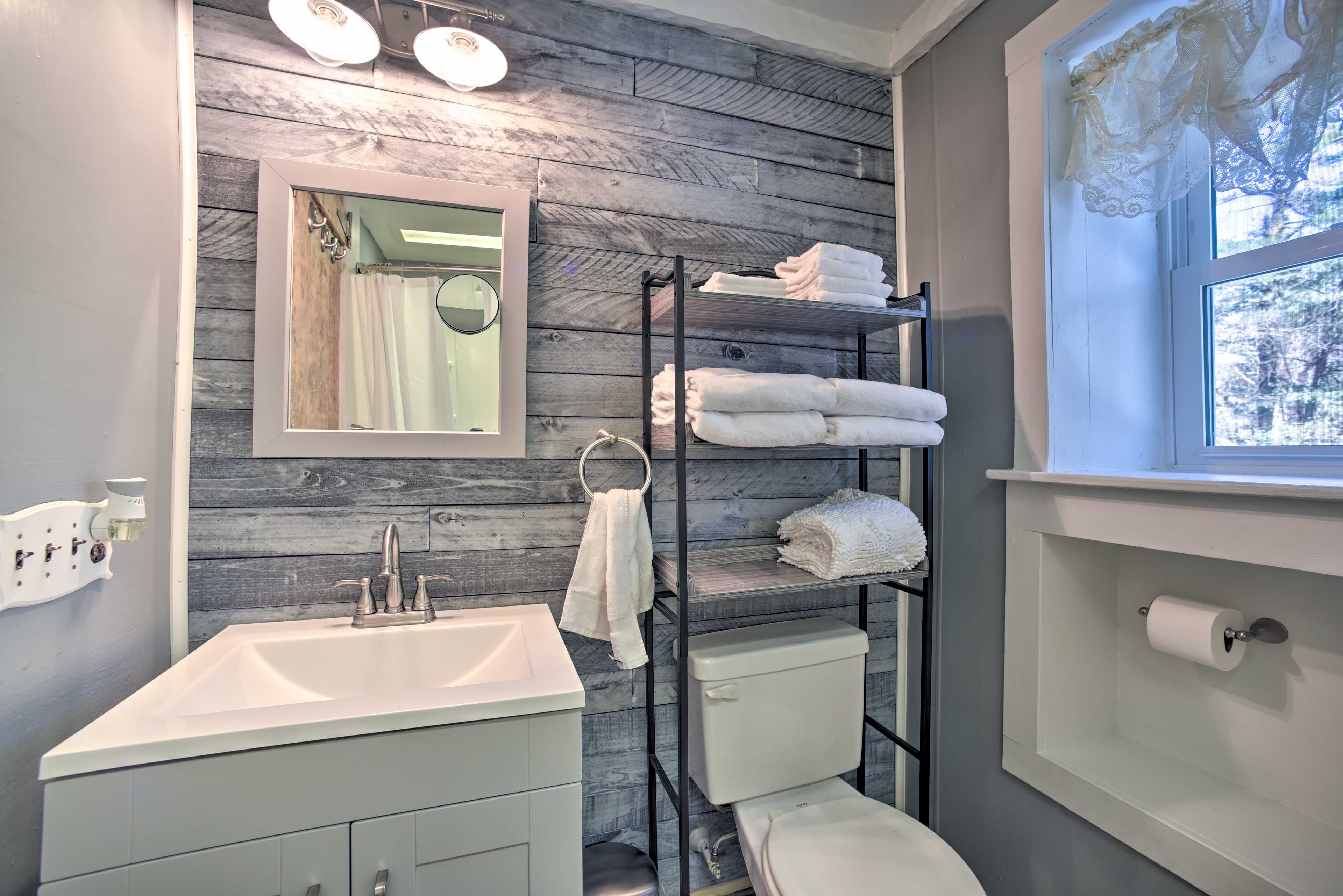 Full Bathroom | Towels Provided