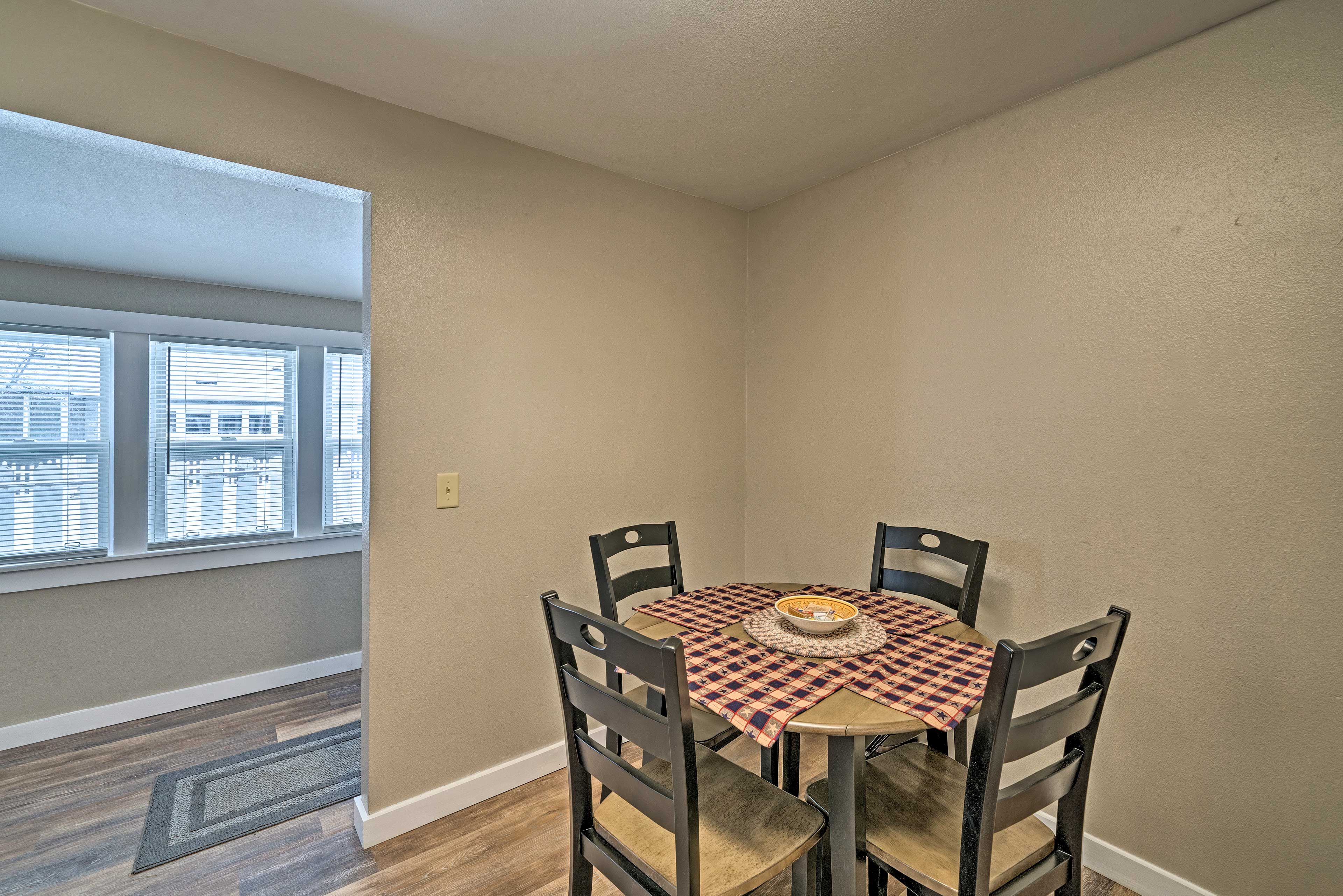 Dining Area | Dishes & Flatware Provided