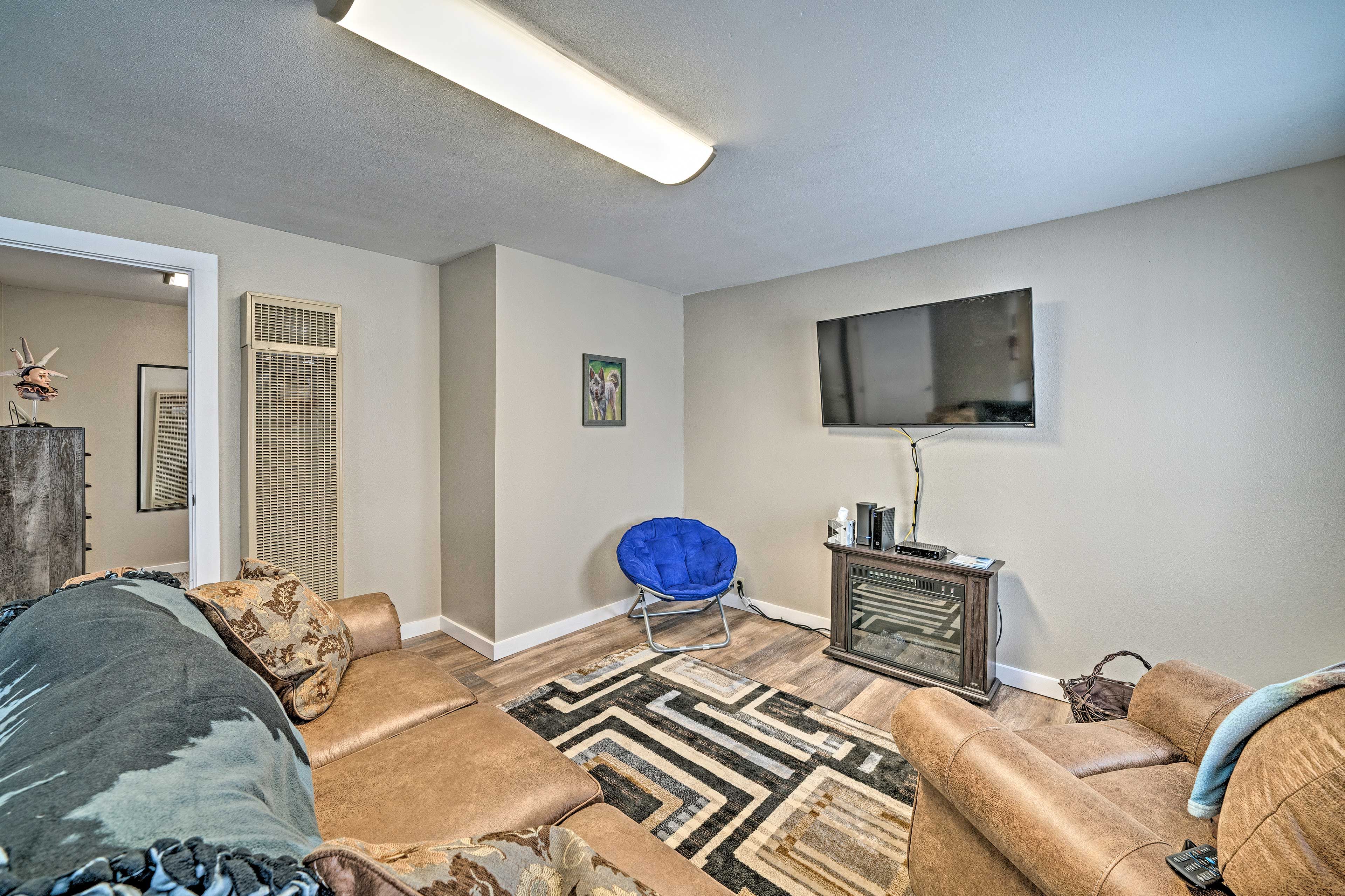 Living Room | Queen Sleeper Sofa | Smart TV