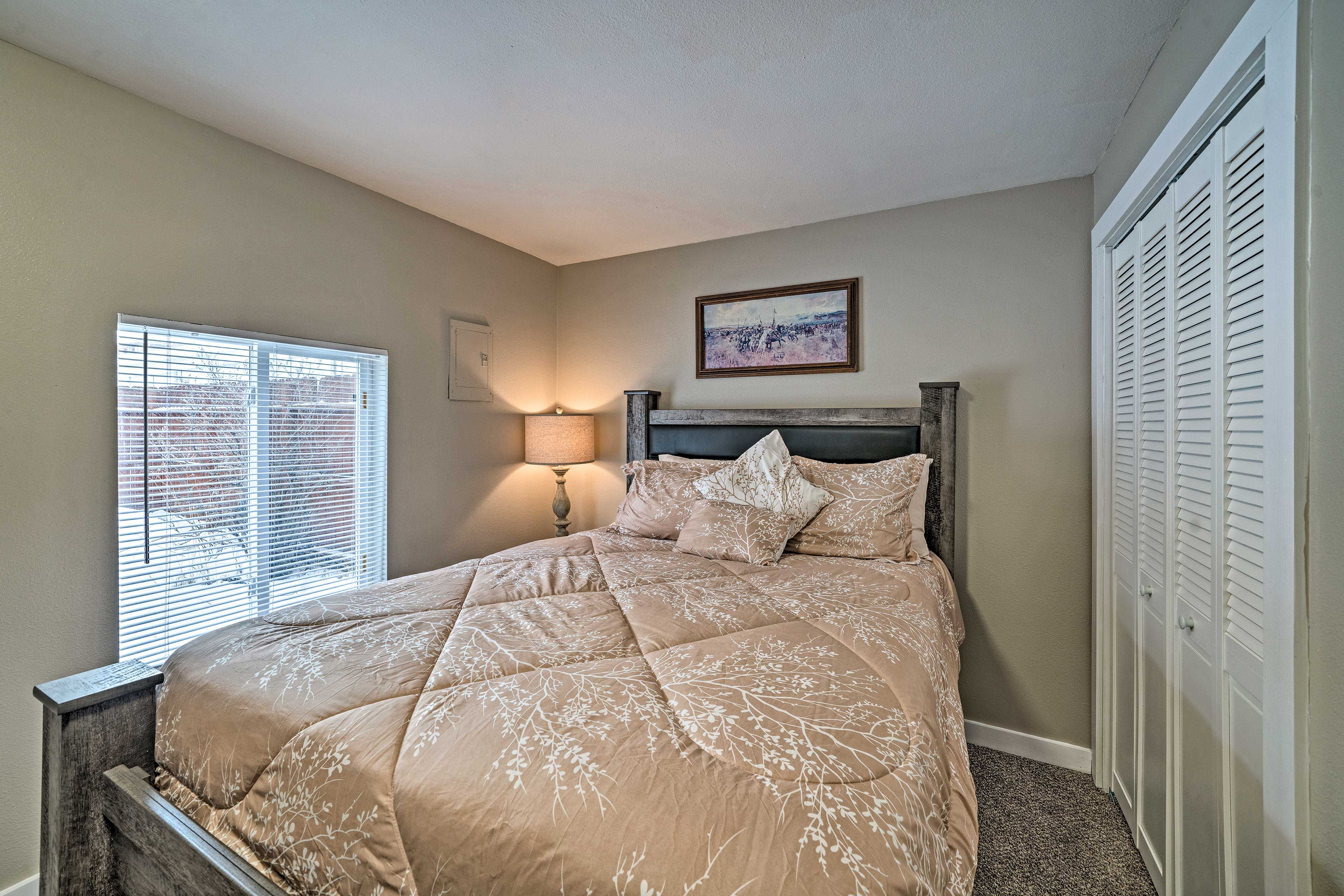 Bedroom | Queen Bed