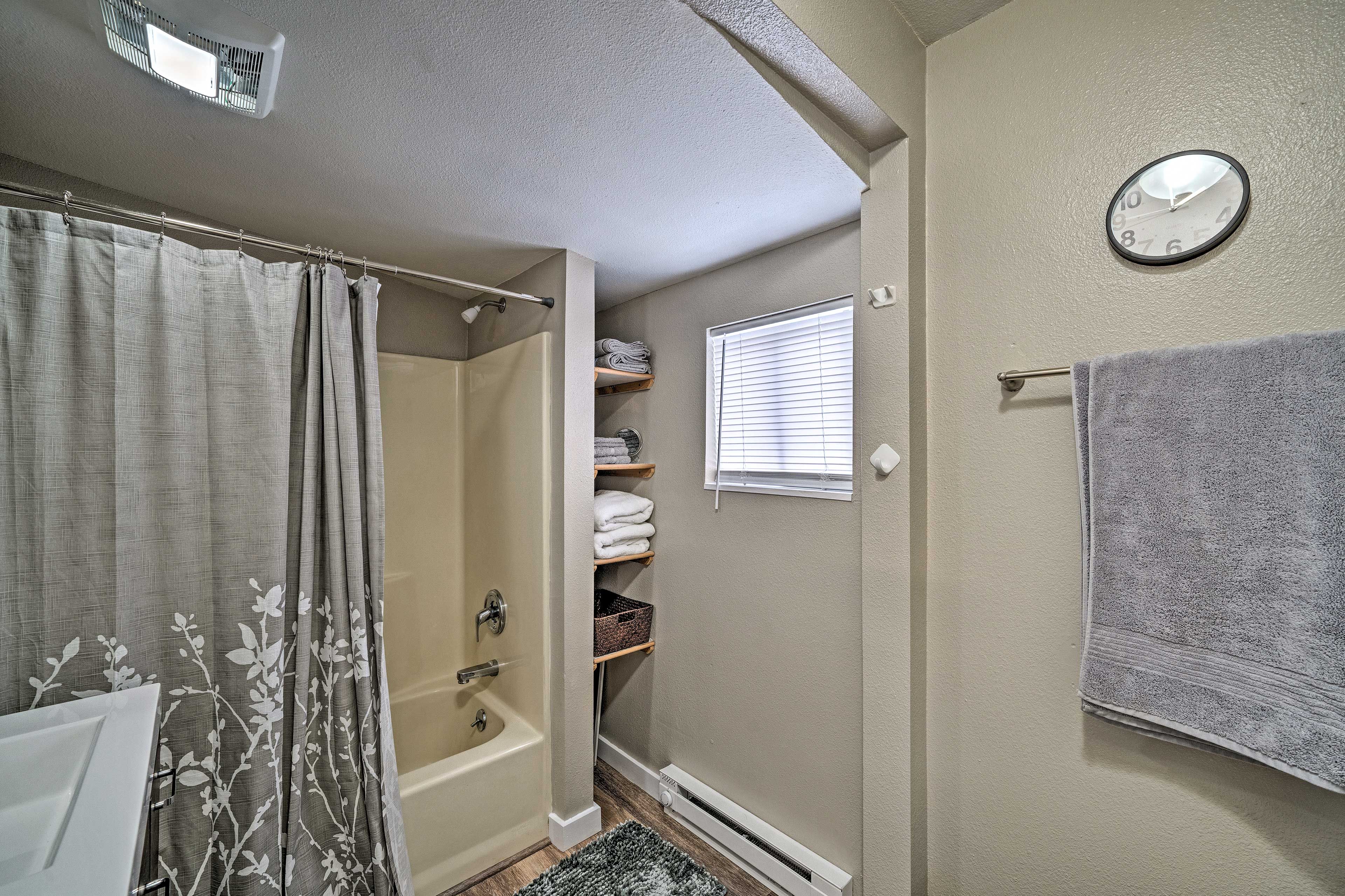 Full Bathroom | Towels & Linens Provided