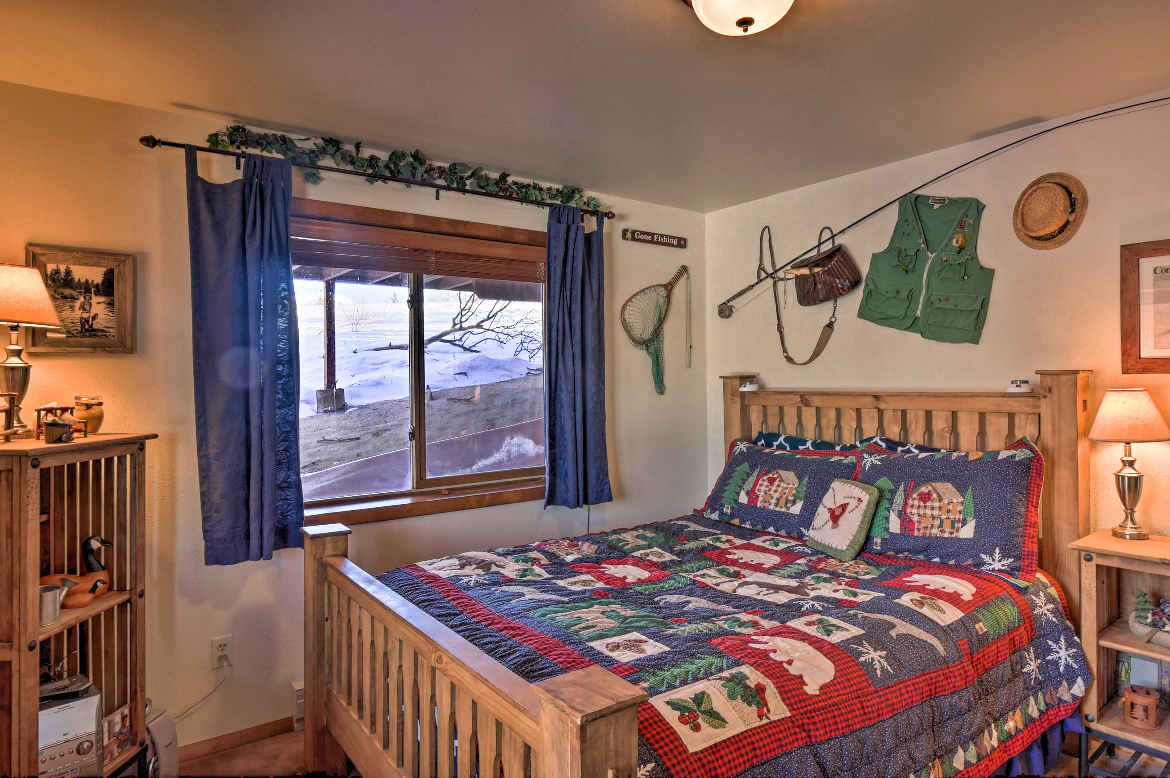 Bedroom 1 | Queen Bed | Linens Provided | Lower Level