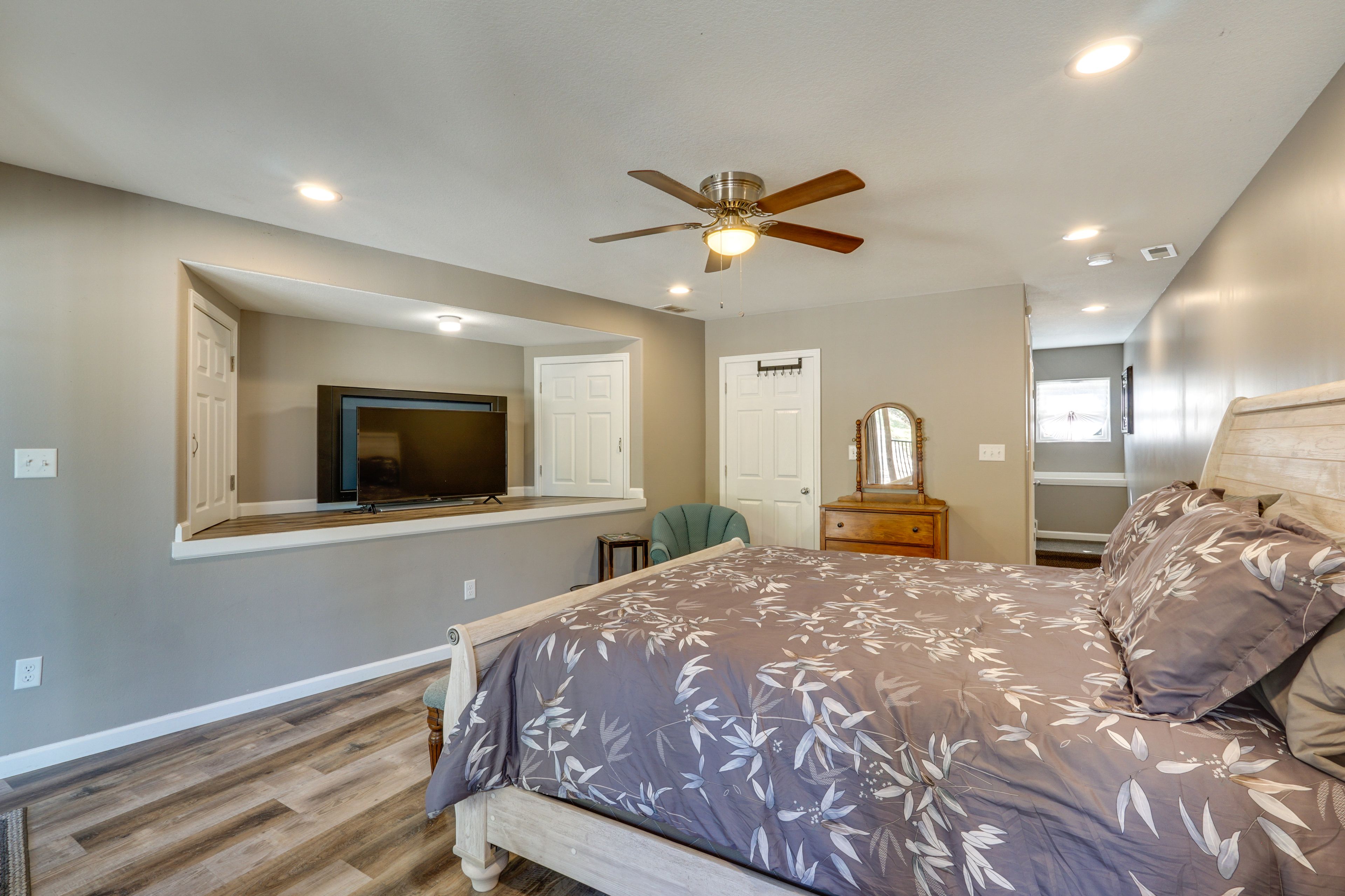 Bedroom 9 | Queen Bed | Upper Level
