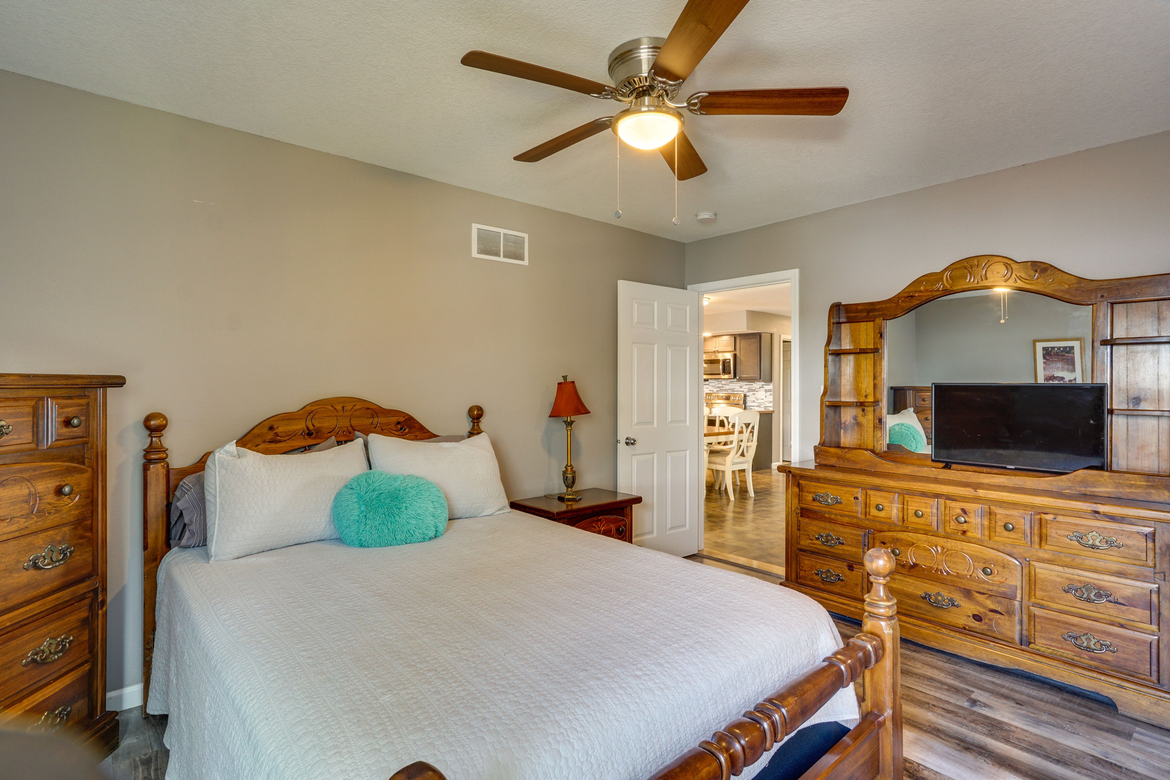 Bedroom 8 | Queen Bed | Upper Level