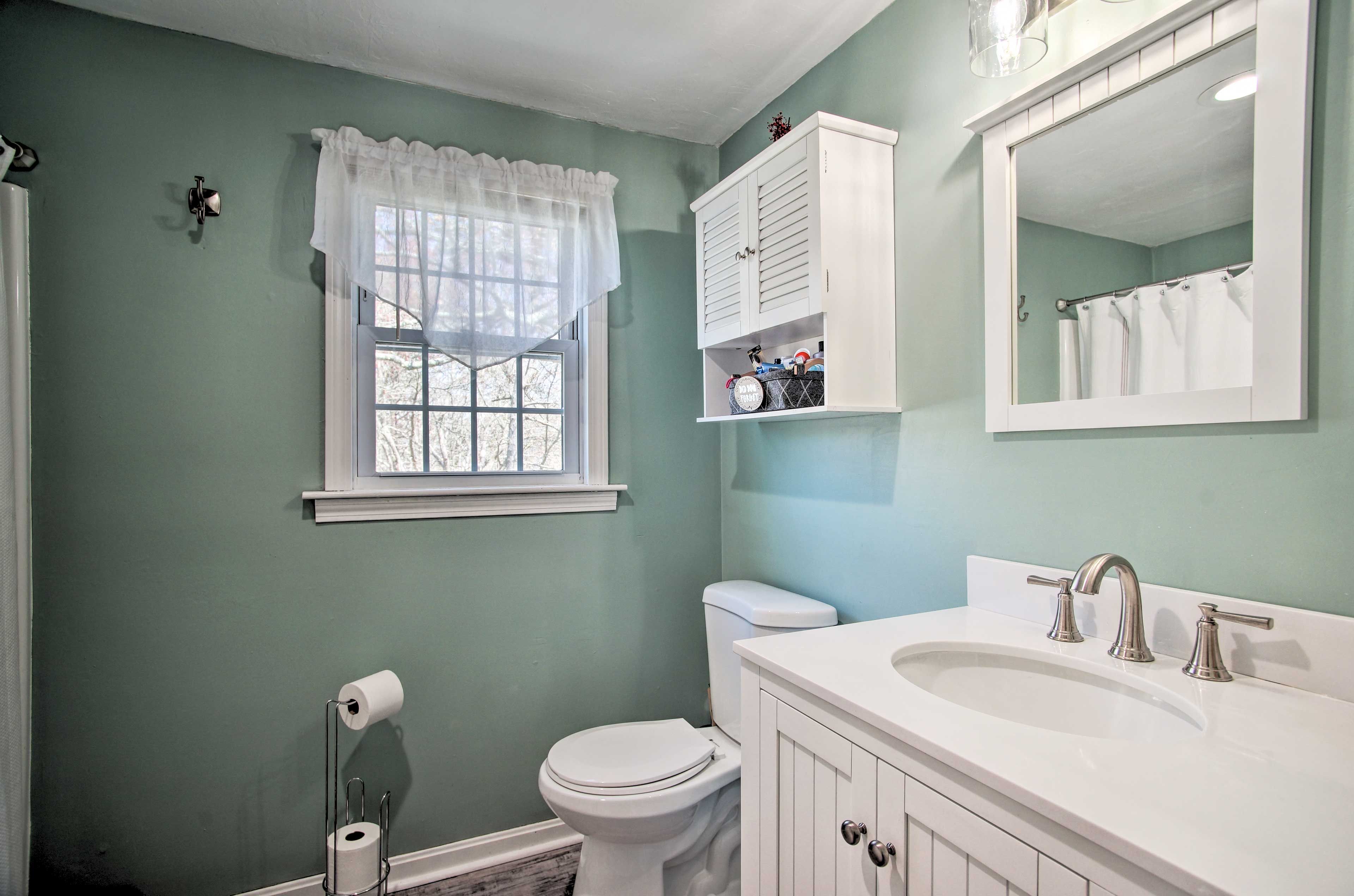 Full Bathroom | Towels Provided | 2nd Floor