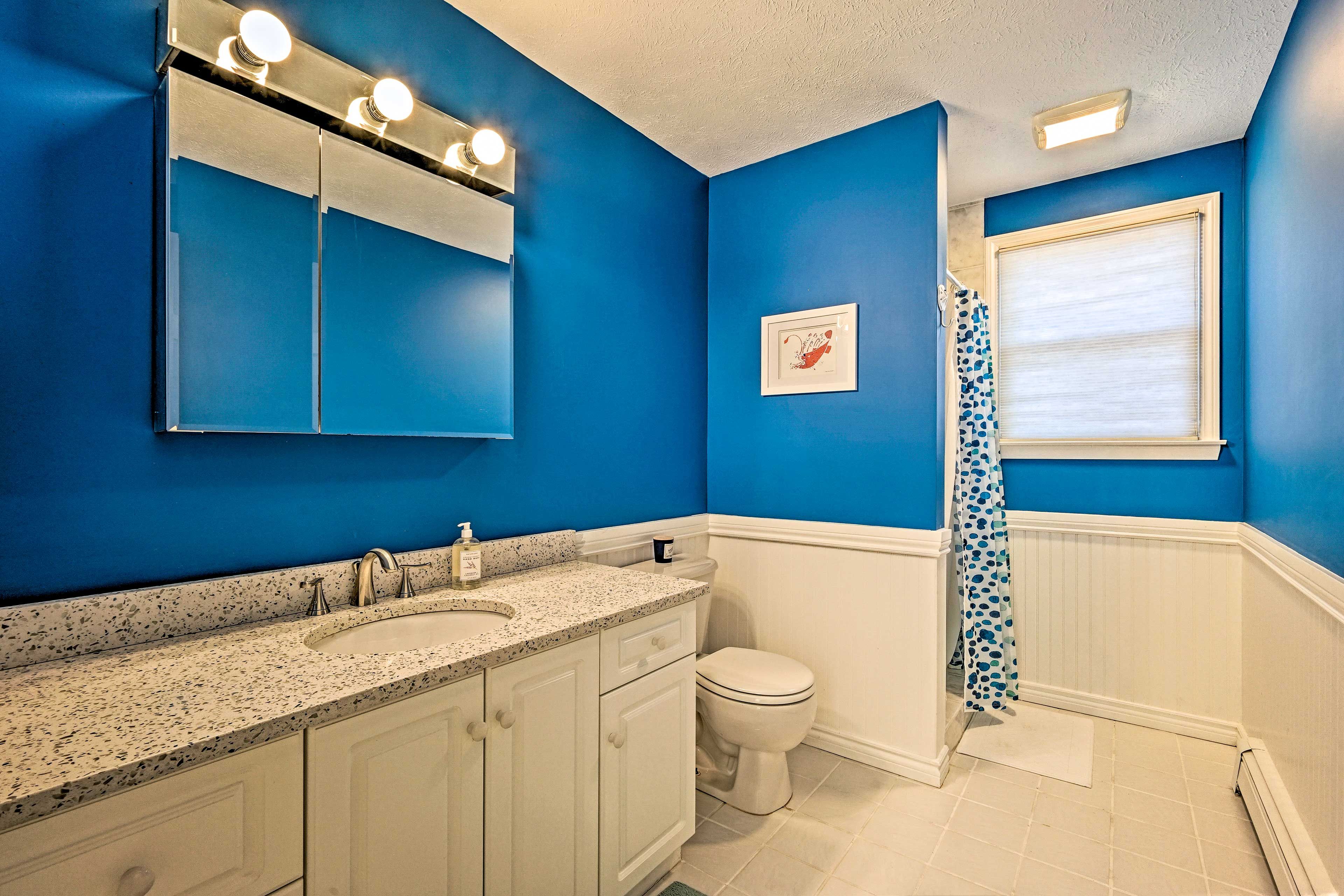 Full Bathroom | Complimentary Toiletries | Hair Dryer