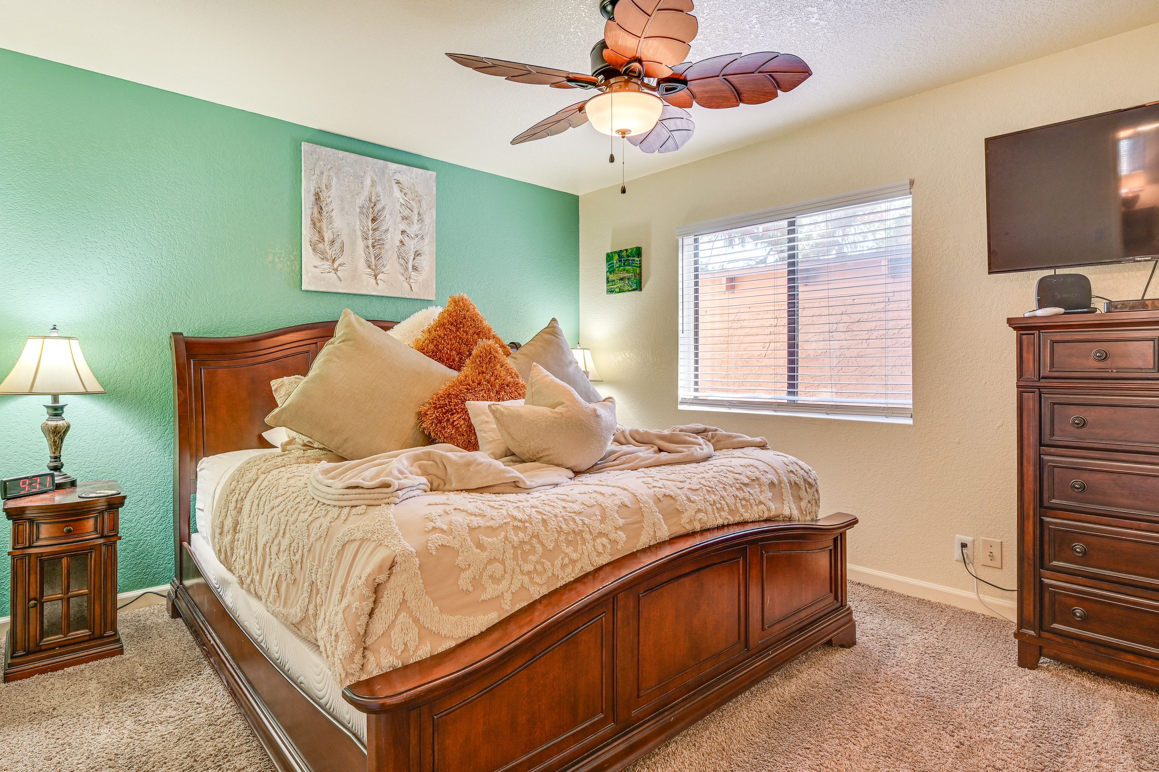 Bedroom | King Bed | Linens Provided