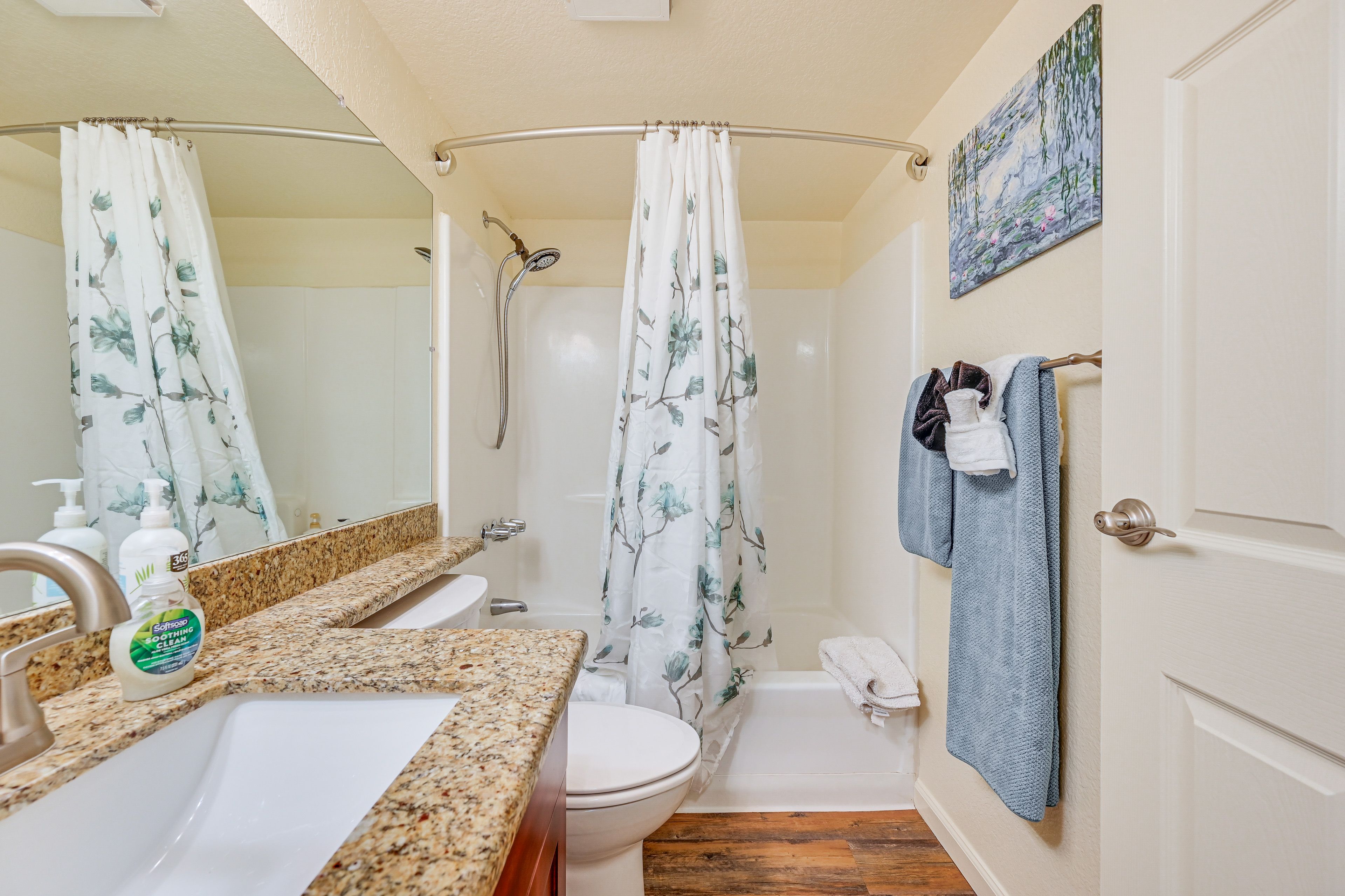Full Bathroom | Towels Provided