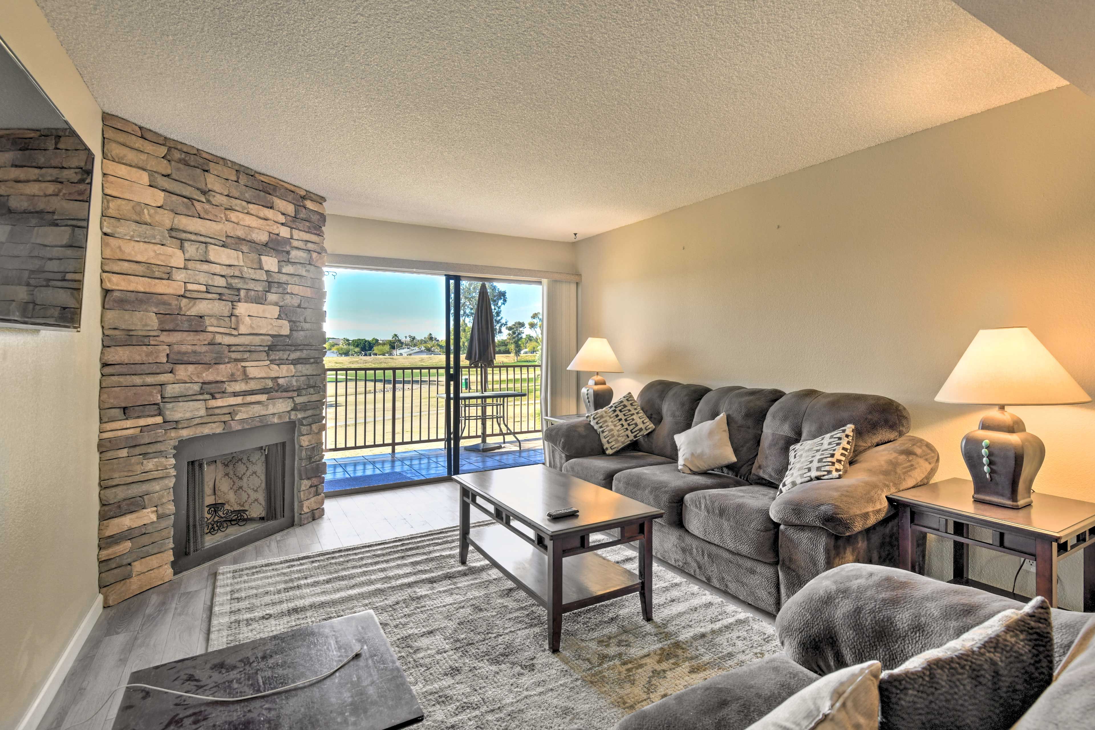 Living Room | Smart TV | Fireplace