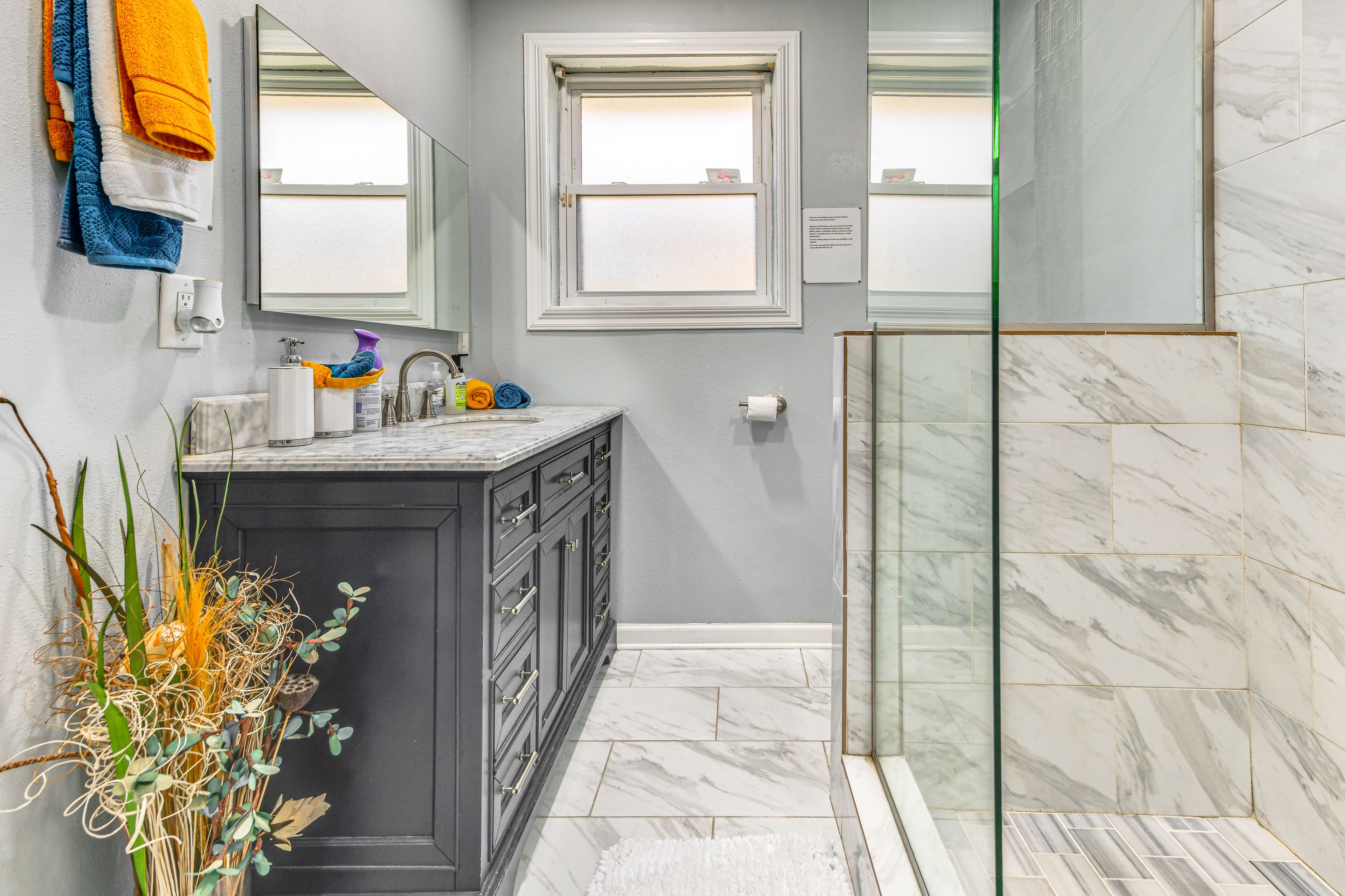 Full Bathroom | Towels Provided