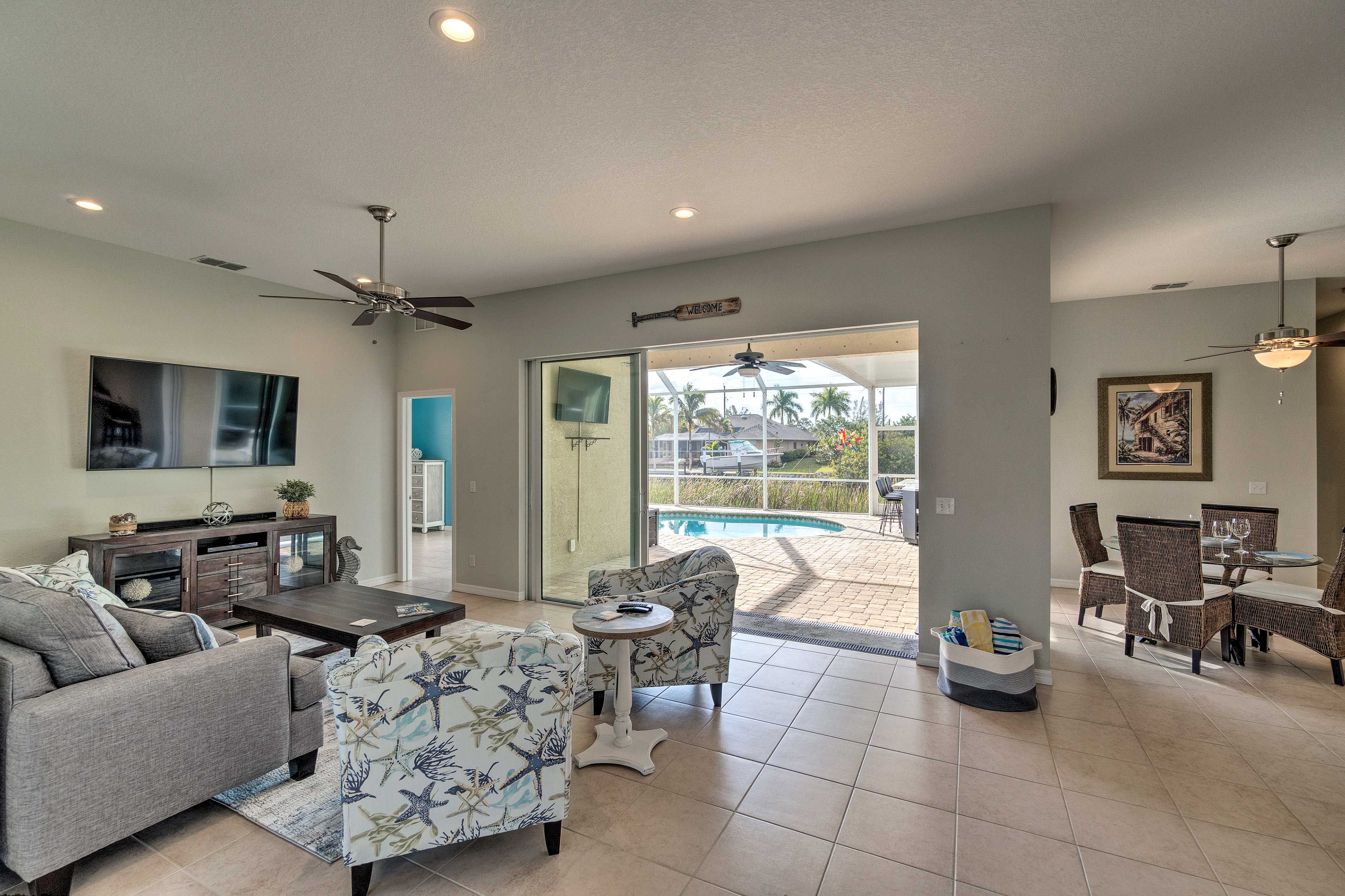 Living Room | Smart TV | Free WiFi | Central A/C & Heating