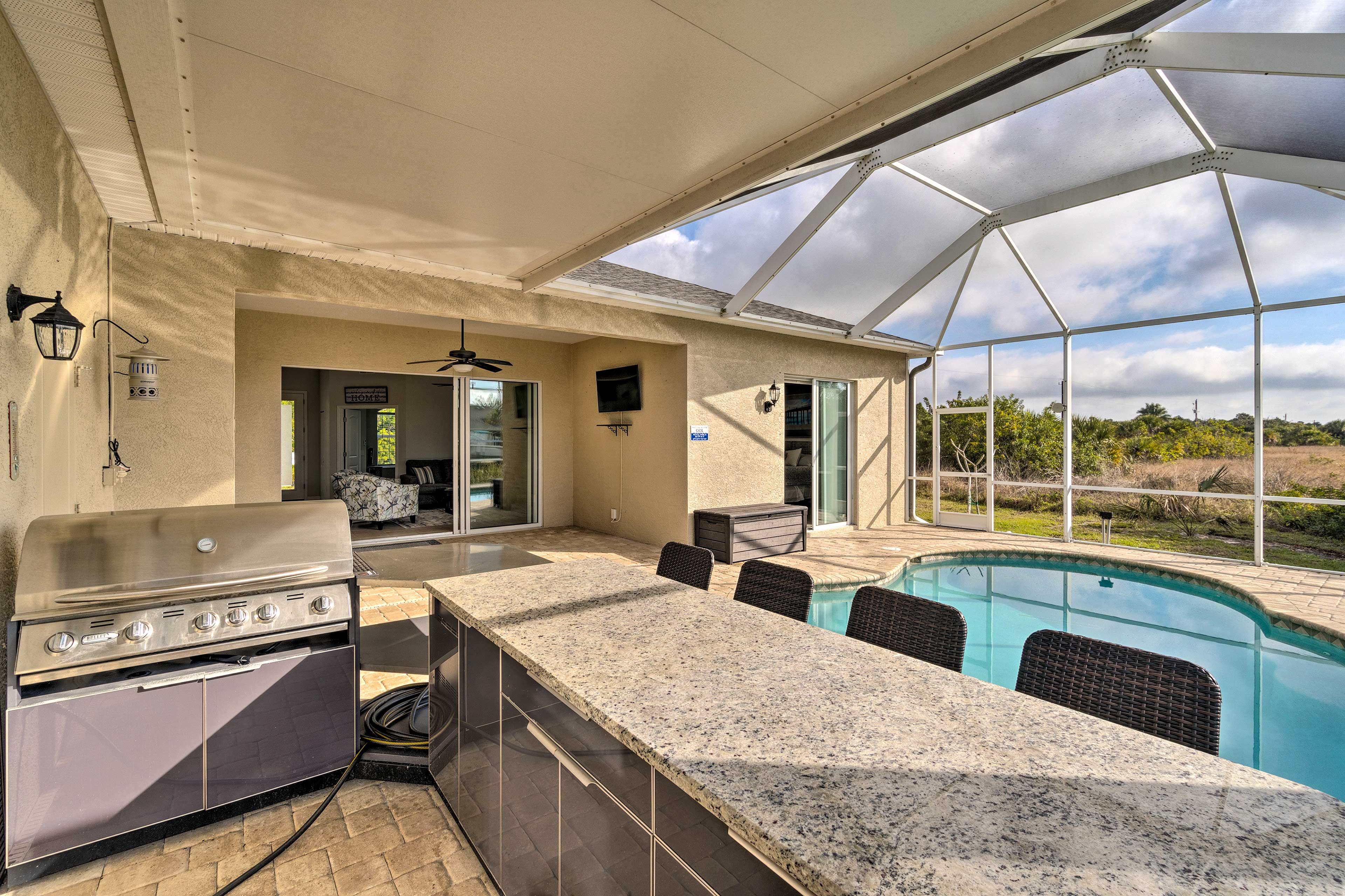 Lanai | Gas Grill | Bar | Pool