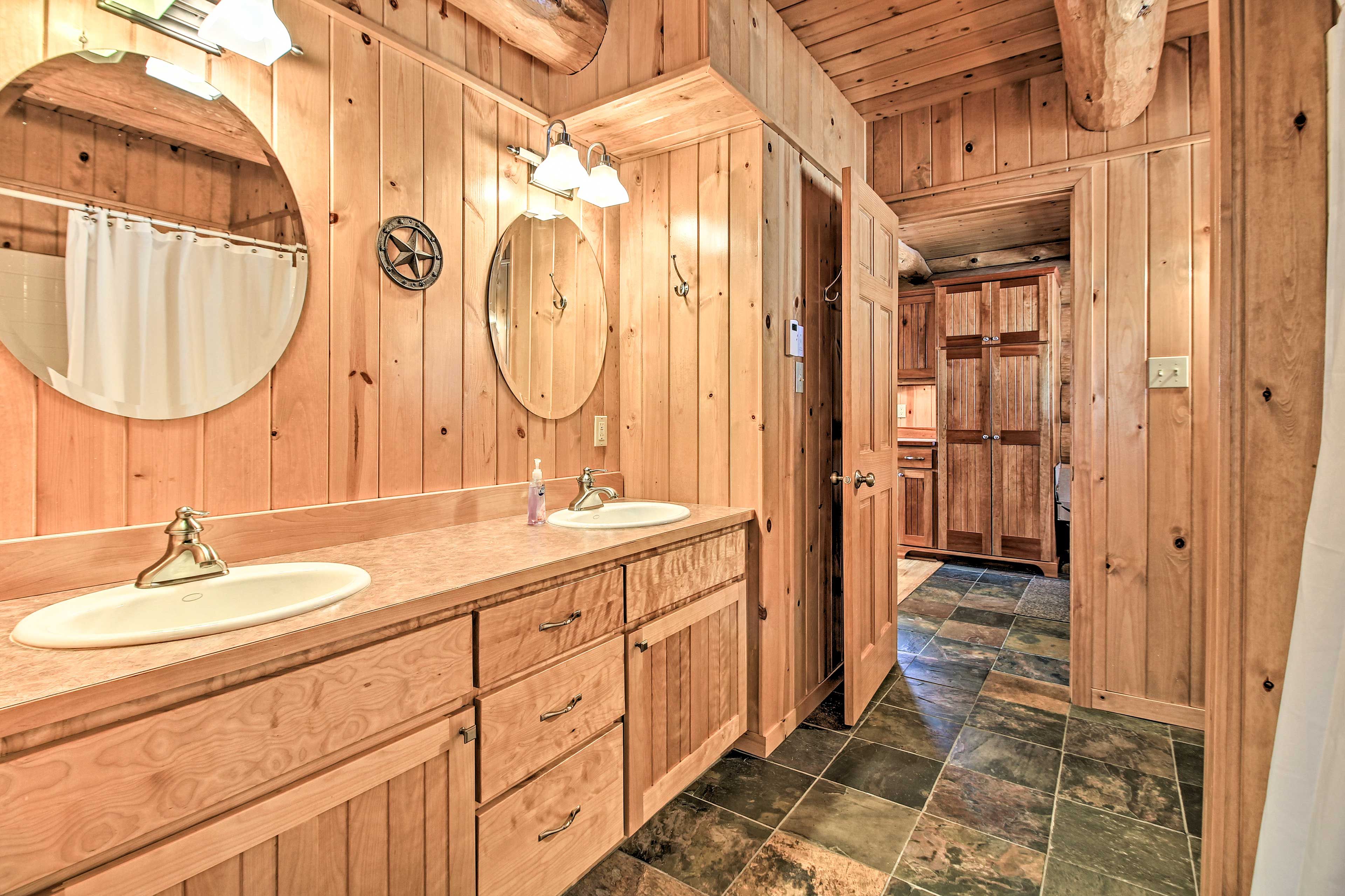 En-Suite Bathroom | Towels & Linens Provided