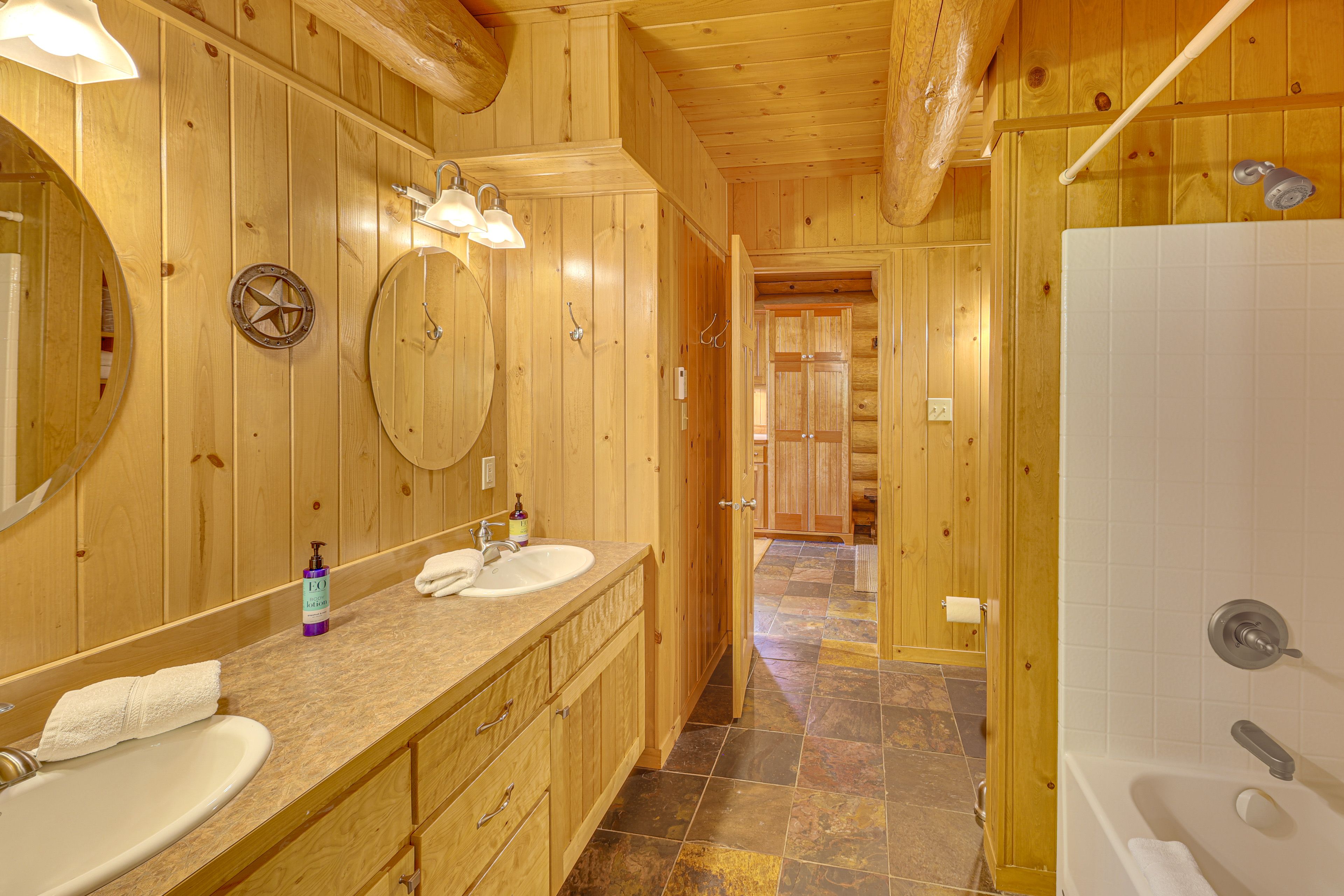 En-Suite Bathroom | Towels & Linens Provided